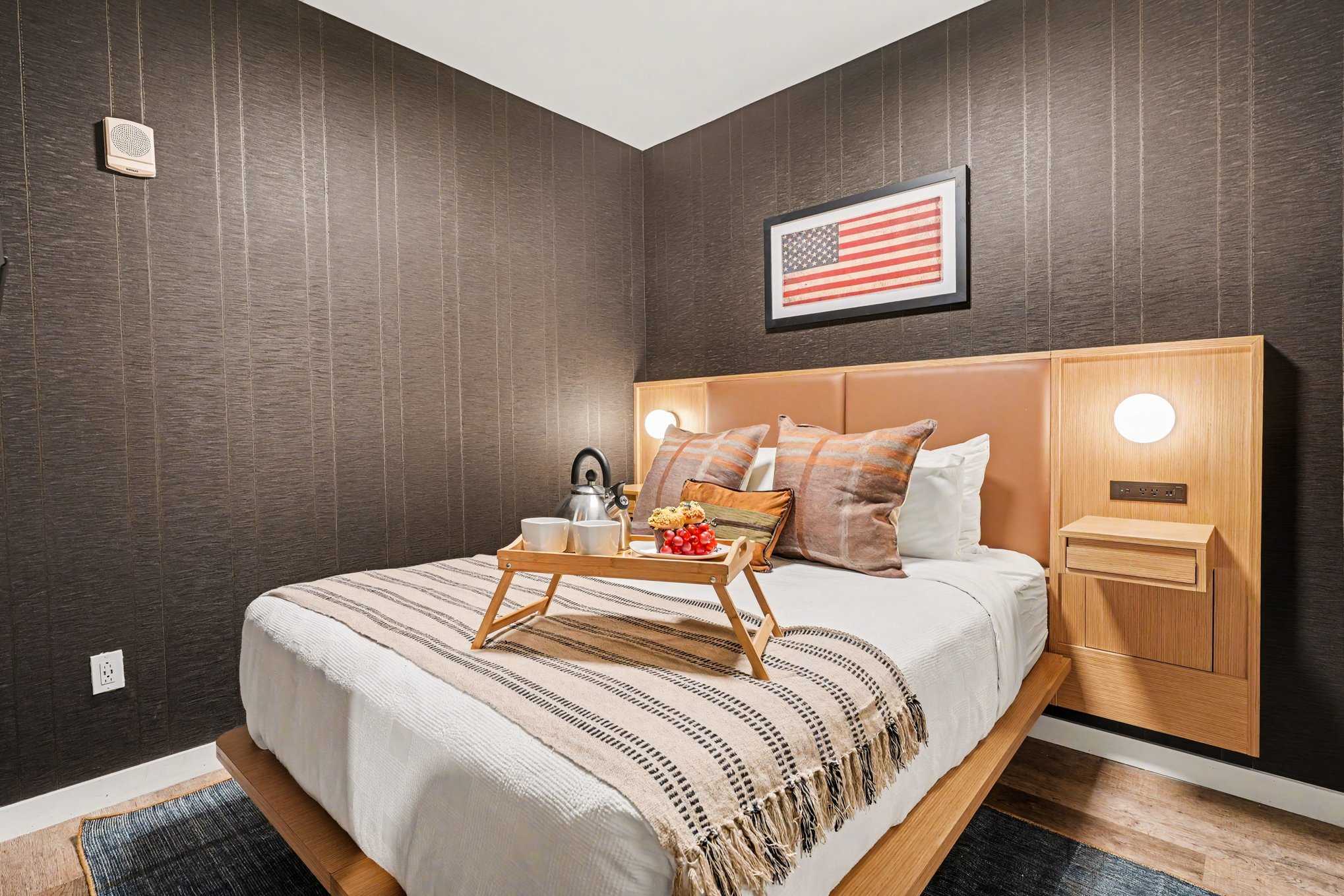 2nd Bedroom featuring a Queen bed, smart TV, closet space, and a Jack-n-Jill en-suite bathroom.