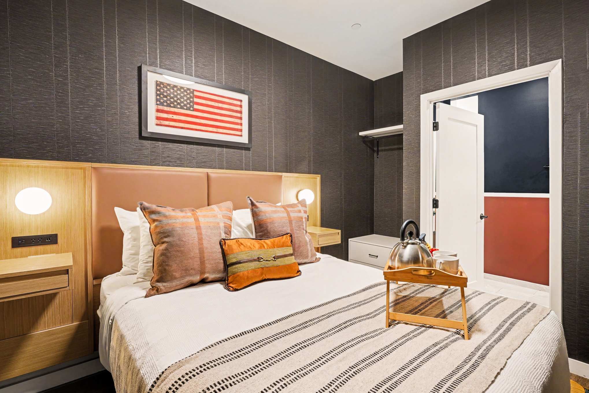 2nd Bedroom featuring a Queen bed, smart TV, closet space, and a Jack-n-Jill en-suite bathroom.