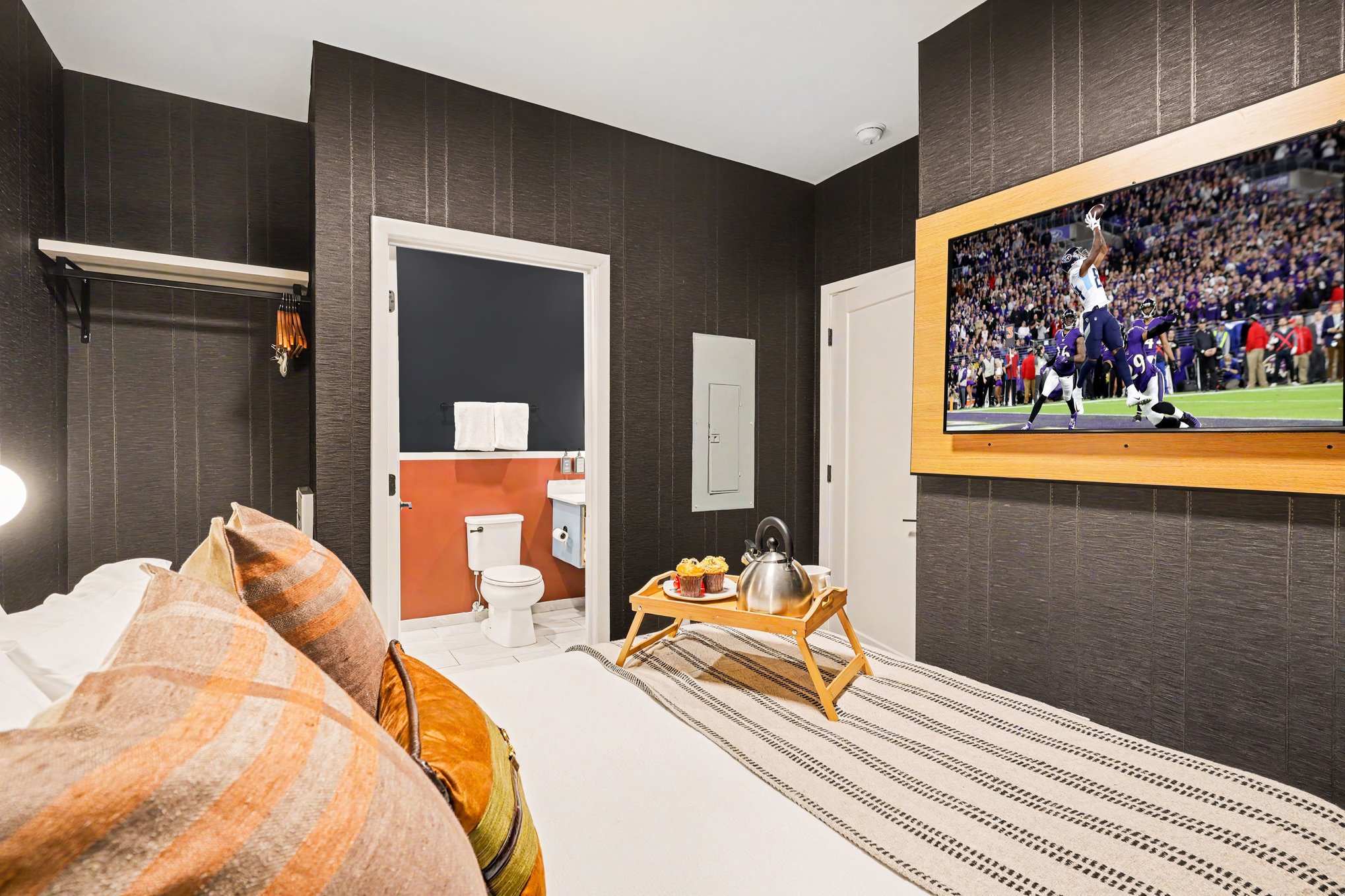 2nd Bedroom featuring a Queen bed, smart TV, closet space, and a Jack-n-Jill en-suite bathroom.