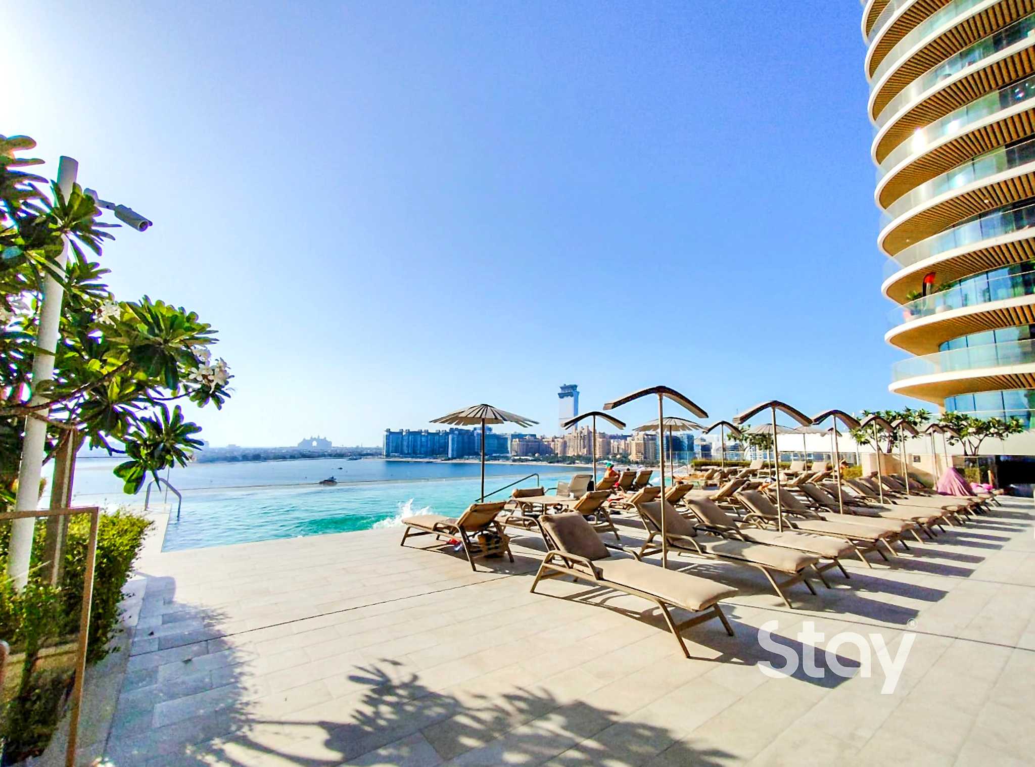 Palm-View 1BR + Private Beach, Emaar Beachfront, Dubai
