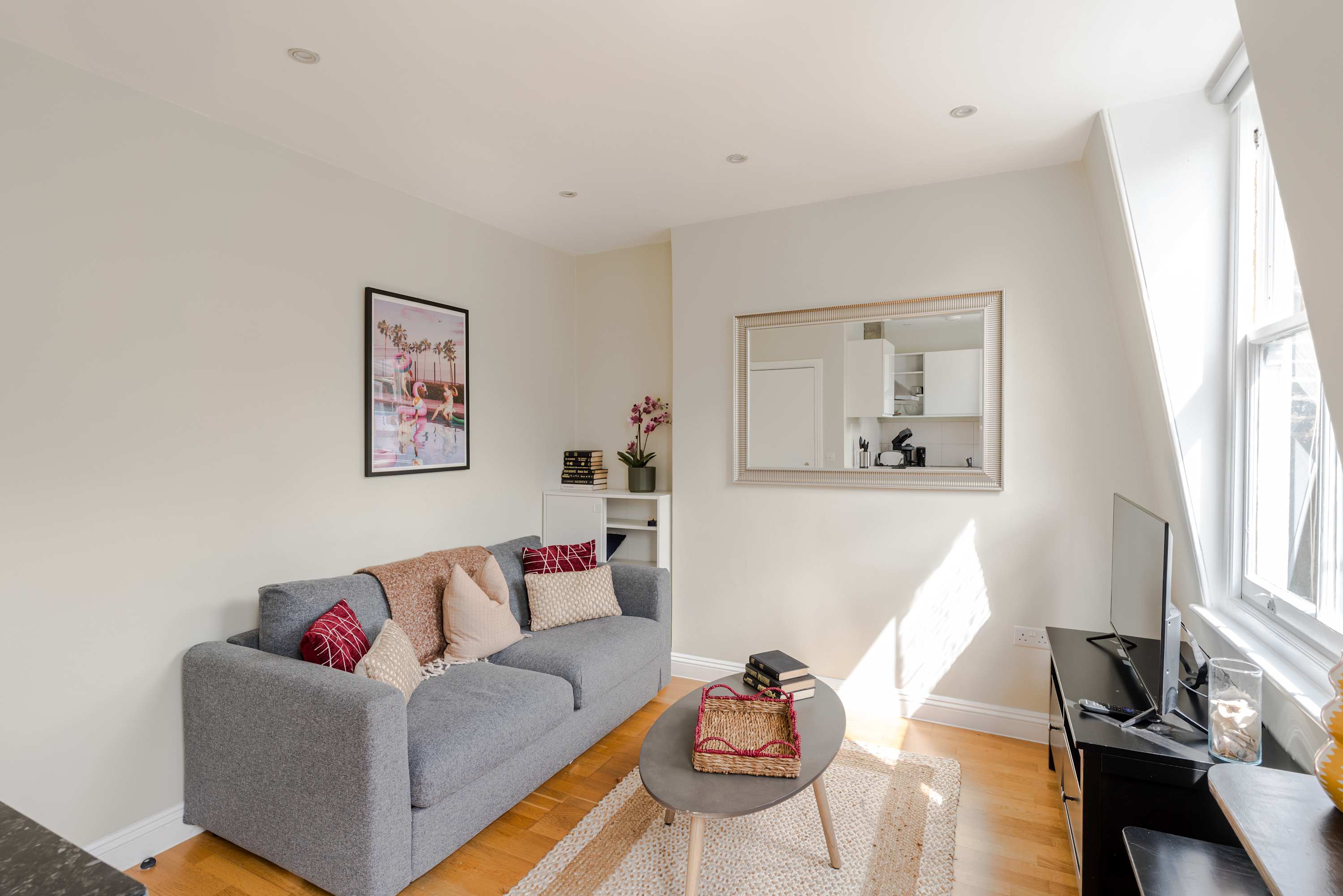 Fitzrovia 1-Bed · BT Tower View · Sleeps 4 in Great Titchfield Street, 3 W1W - Property image 6 - VivreStays