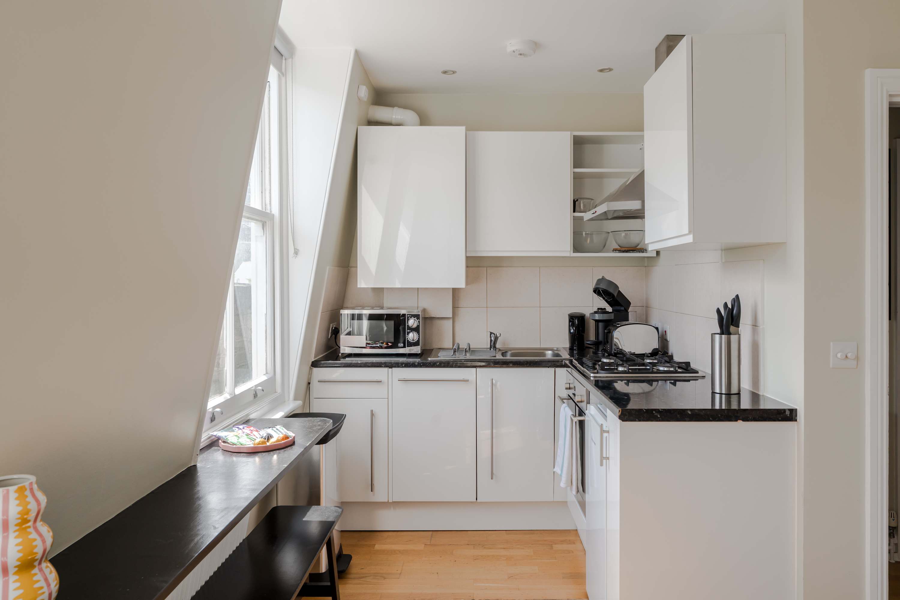 Fitzrovia 1-Bed · BT Tower View · Sleeps 4 in Great Titchfield Street, 3 W1W - Property image 8 - VivreStays