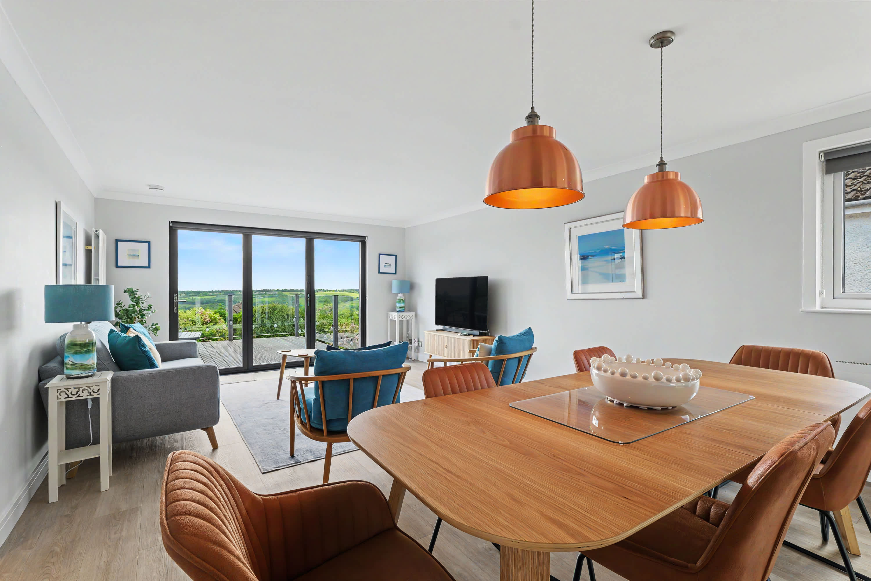 Stylish 3 Bedroom with Balcony and Amazing View in 15 Innerdownie Place FK14 7BY - Property image 3 - VivreStays