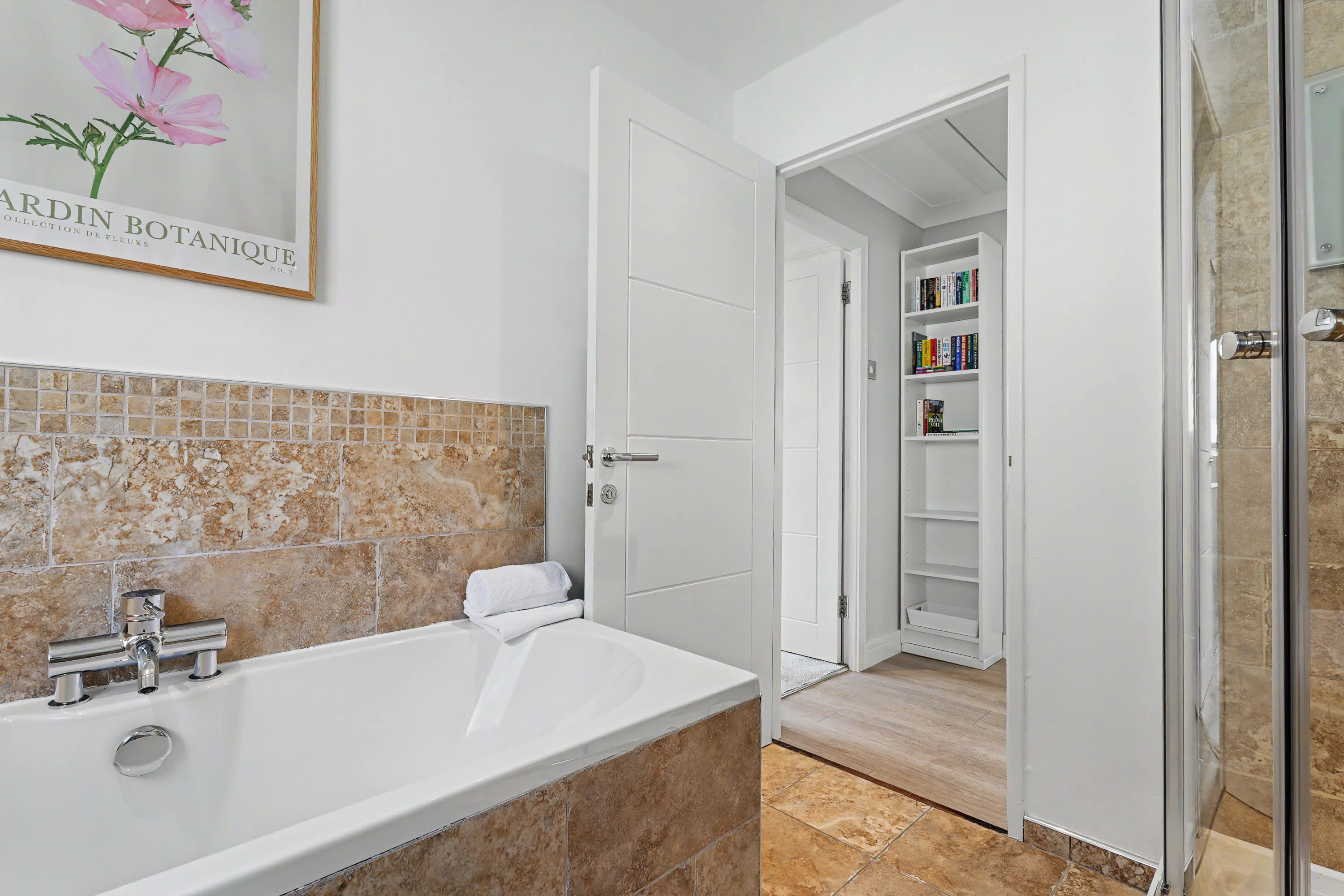 Stylish 3 Bedroom with Balcony and Amazing View in 15 Innerdownie Place FK14 7BY - Property image 18 - VivreStays