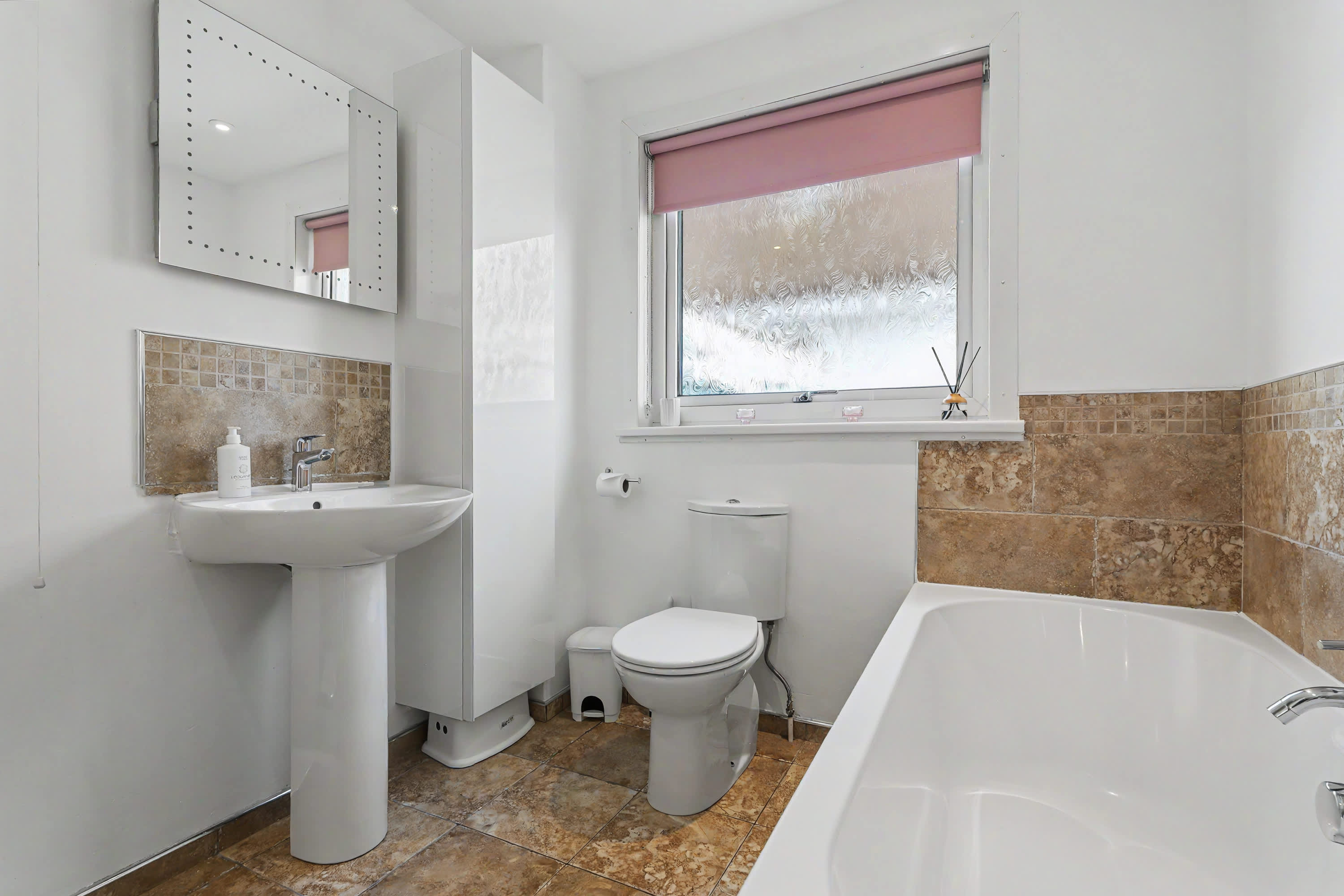 Stylish 3 Bedroom with Balcony and Amazing View in 15 Innerdownie Place FK14 7BY - Property image 17 - VivreStays