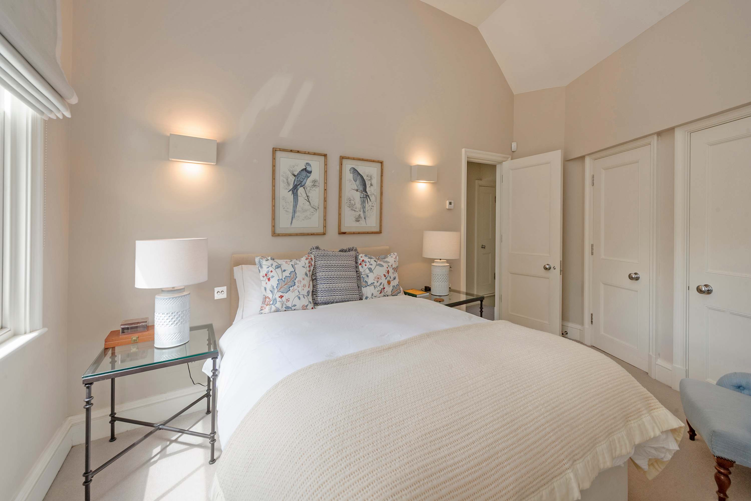 View Elegant 3 Bedroom Mews Flat in Knightsbridge in Lennox Gardens Mews 2 SW1X 0DP Elegant 3 Bedroom Mews Flat in Knightsbridge in Lennox Gardens Mews 2 SW1X 0DP - Property image 18 - VivreStays