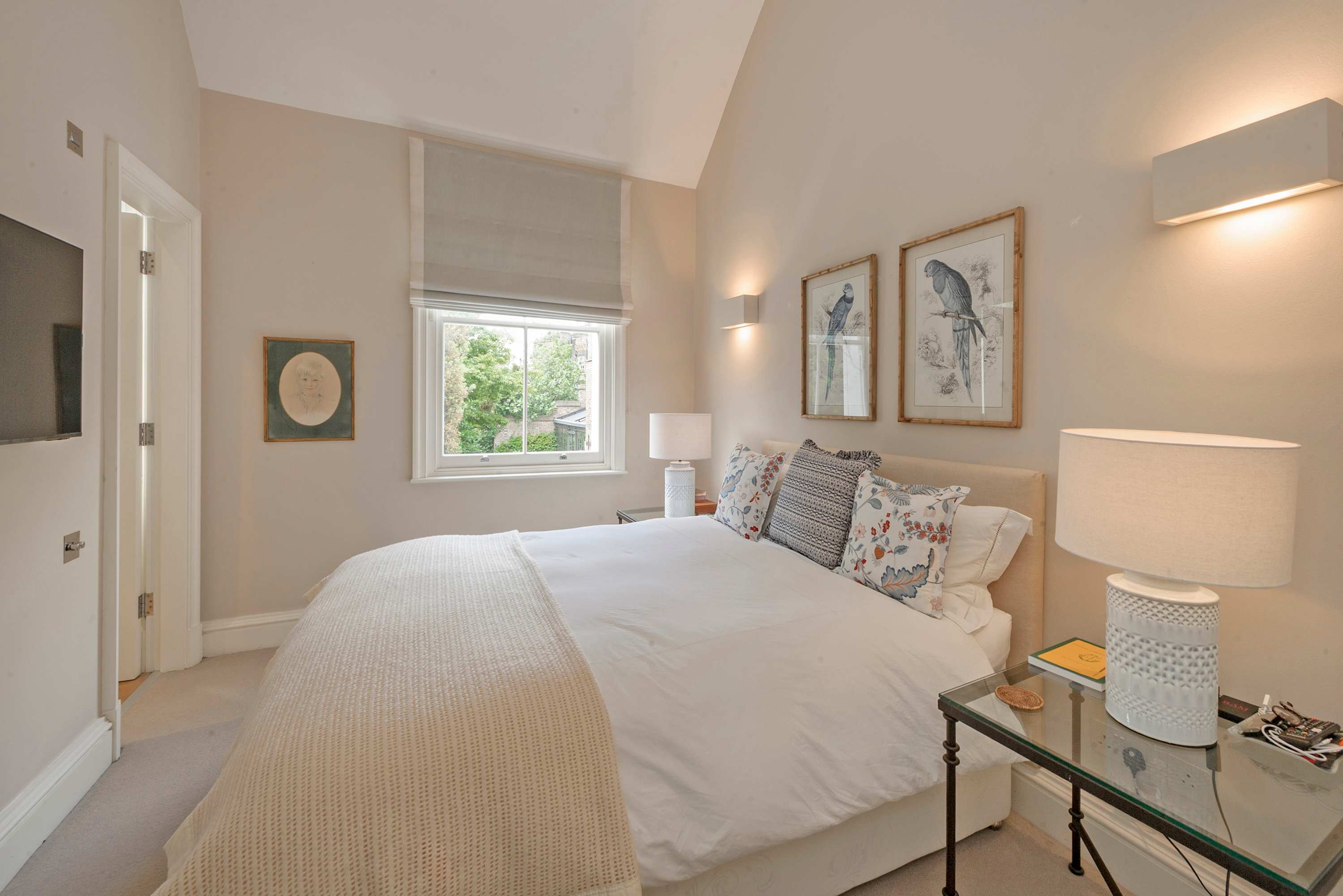 View Elegant 3 Bedroom Mews Flat in Knightsbridge in Lennox Gardens Mews 2 SW1X 0DP Elegant 3 Bedroom Mews Flat in Knightsbridge in Lennox Gardens Mews 2 SW1X 0DP - Property image 17 - VivreStays