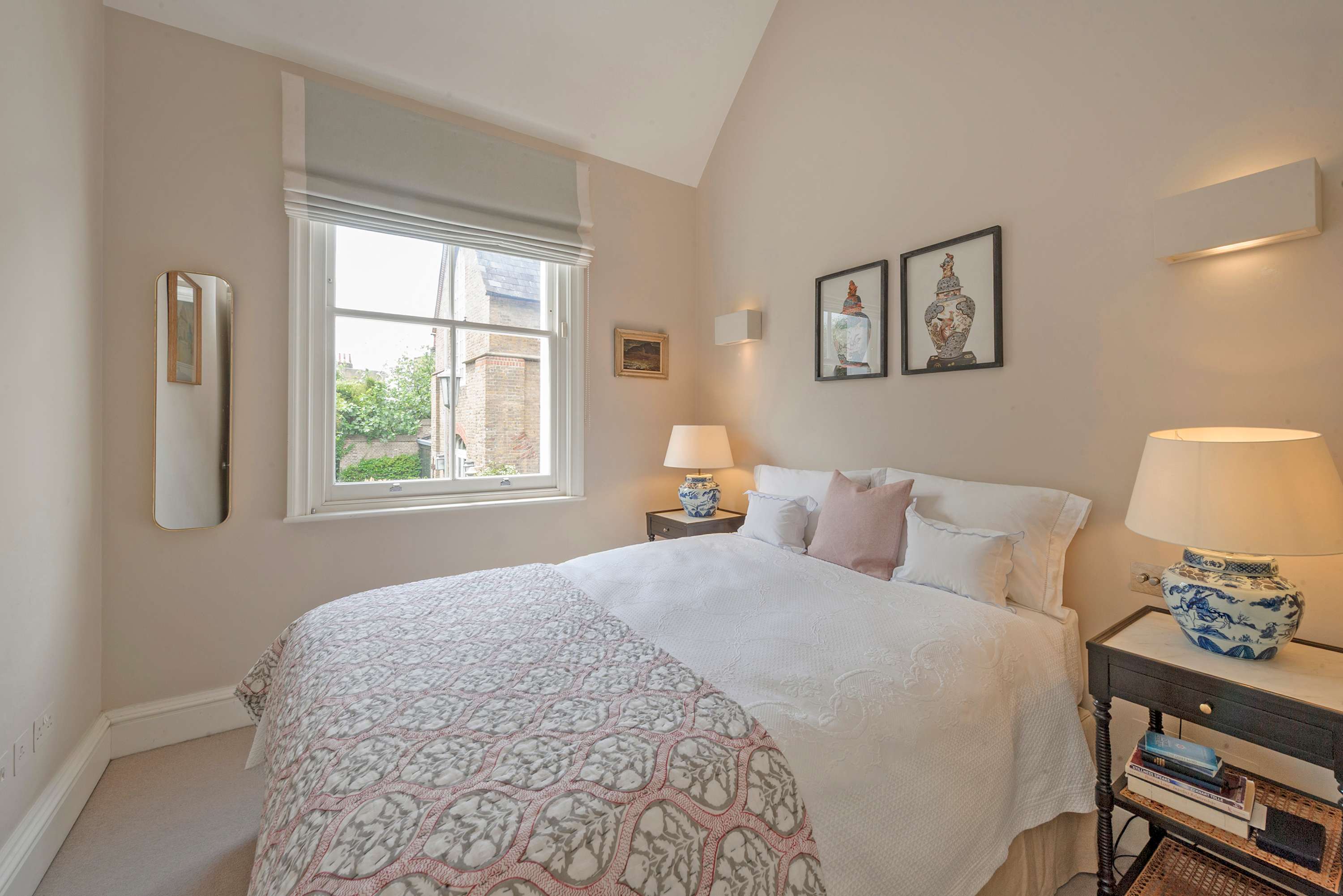 View Elegant 3 Bedroom Mews Flat in Knightsbridge in Lennox Gardens Mews 2 SW1X 0DP Elegant 3 Bedroom Mews Flat in Knightsbridge in Lennox Gardens Mews 2 SW1X 0DP - Property image 23 - VivreStays