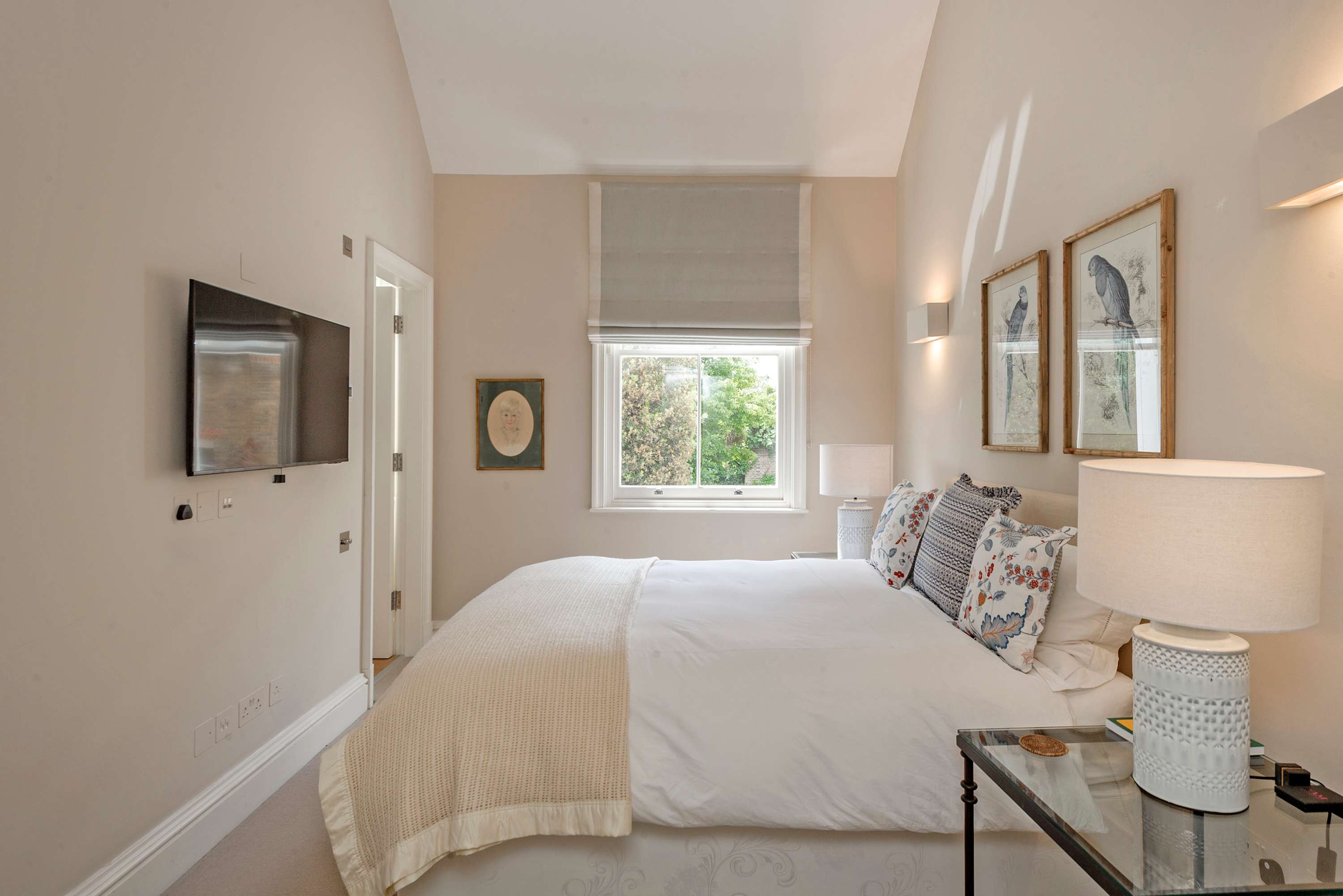 View Elegant 3 Bedroom Mews Flat in Knightsbridge in Lennox Gardens Mews 2 SW1X 0DP Elegant 3 Bedroom Mews Flat in Knightsbridge in Lennox Gardens Mews 2 SW1X 0DP - Property image 20 - VivreStays