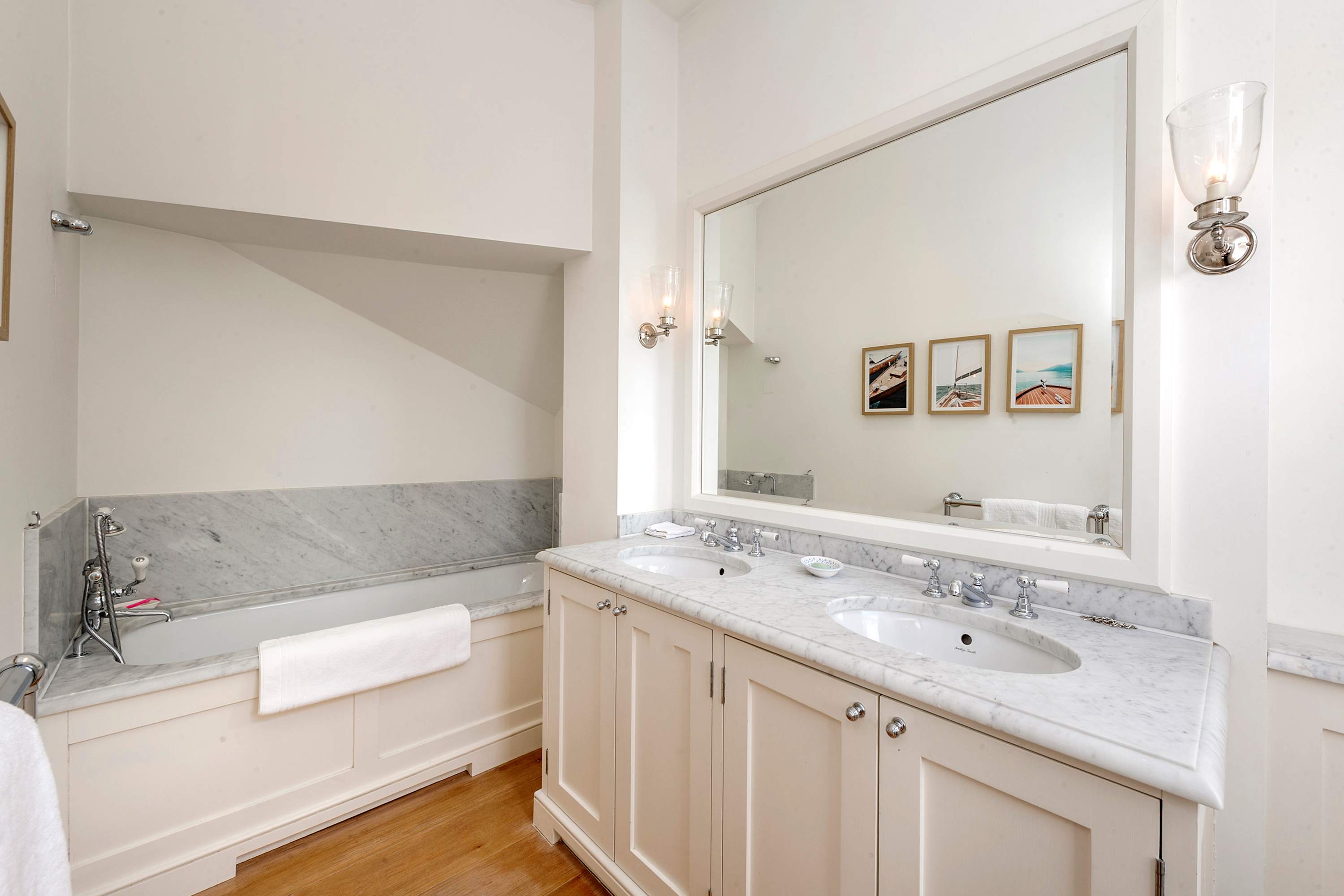 View Elegant 3 Bedroom Mews Flat in Knightsbridge in Lennox Gardens Mews 2 SW1X 0DP Elegant 3 Bedroom Mews Flat in Knightsbridge in Lennox Gardens Mews 2 SW1X 0DP - Property image 21 - VivreStays