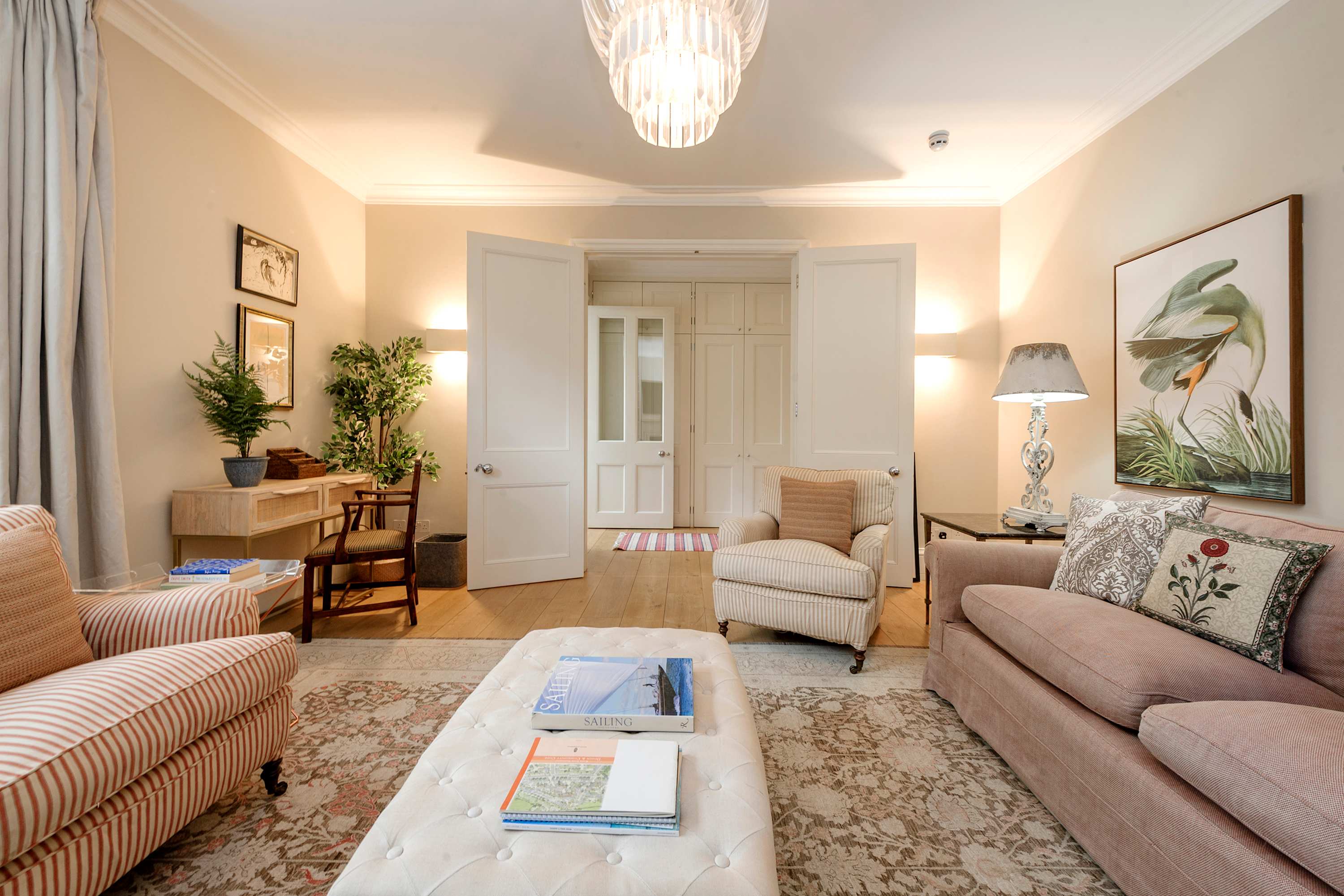 View Elegant 3 Bedroom Mews Flat in Knightsbridge in Lennox Gardens Mews 2 SW1X 0DP Elegant 3 Bedroom Mews Flat in Knightsbridge in Lennox Gardens Mews 2 SW1X 0DP - Property image 2 - VivreStays