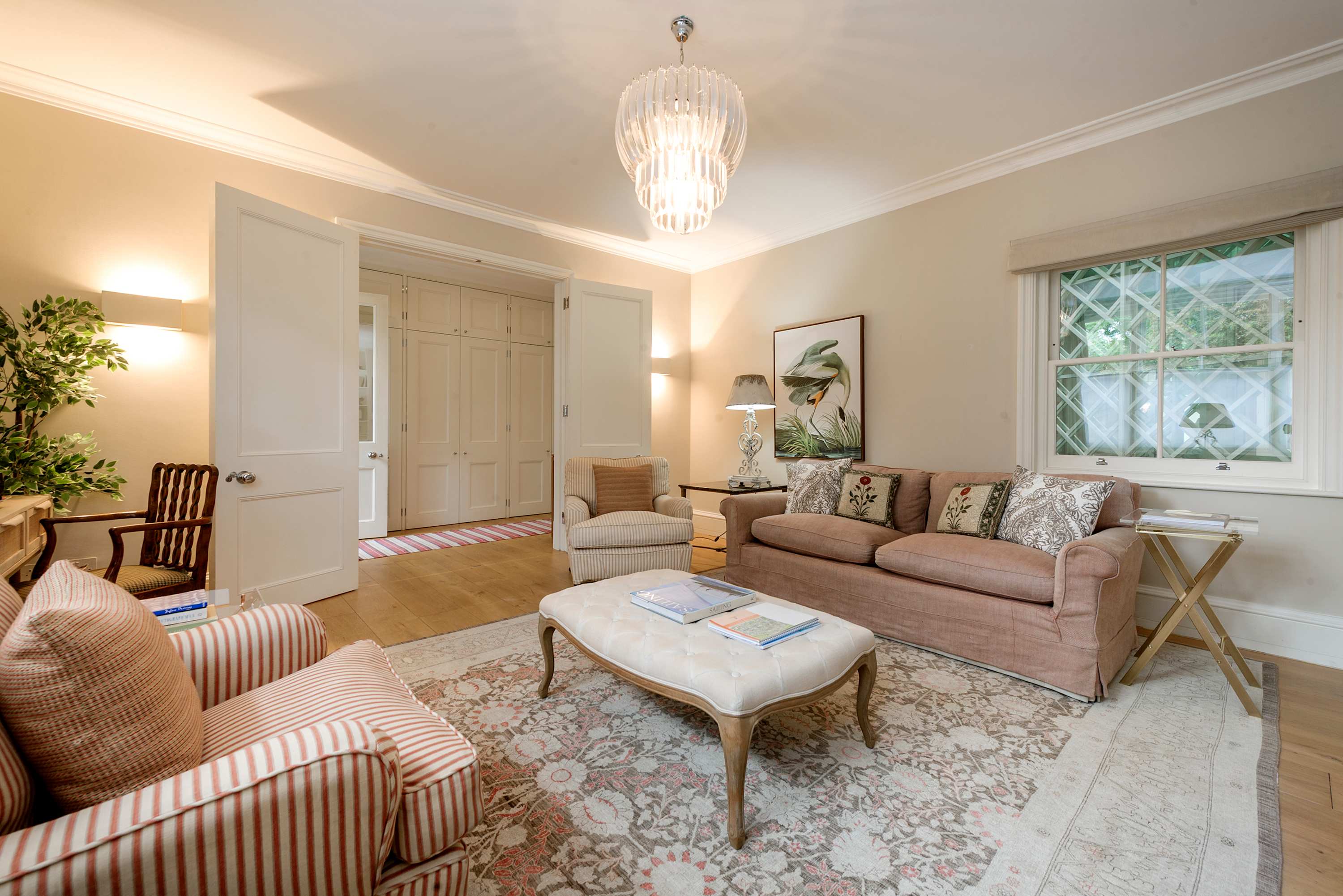 View Elegant 3 Bedroom Mews Flat in Knightsbridge in Lennox Gardens Mews 2 SW1X 0DP Elegant 3 Bedroom Mews Flat in Knightsbridge in Lennox Gardens Mews 2 SW1X 0DP - Property image 7 - VivreStays
