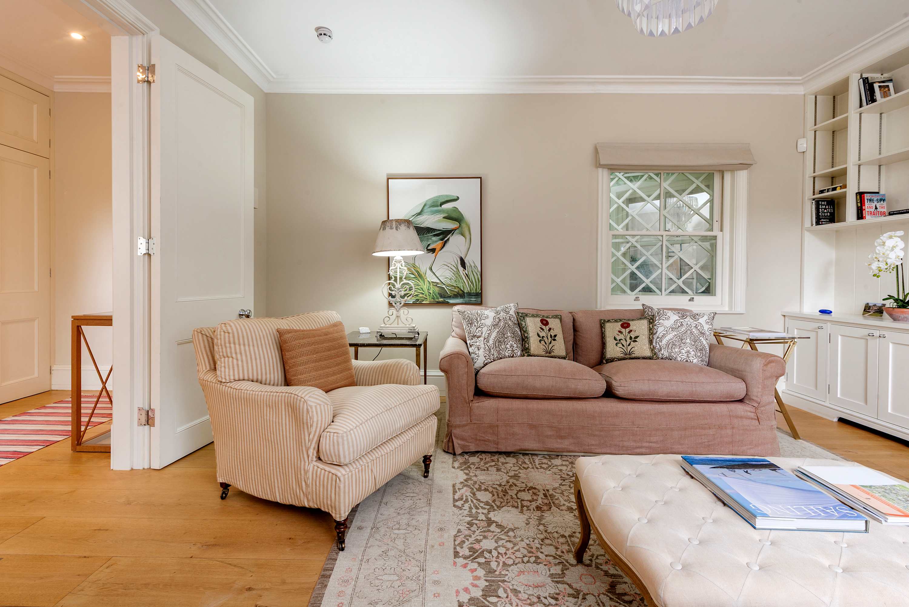 View Elegant 3 Bedroom Mews Flat in Knightsbridge in Lennox Gardens Mews 2 SW1X 0DP Elegant 3 Bedroom Mews Flat in Knightsbridge in Lennox Gardens Mews 2 SW1X 0DP - Property image 8 - VivreStays