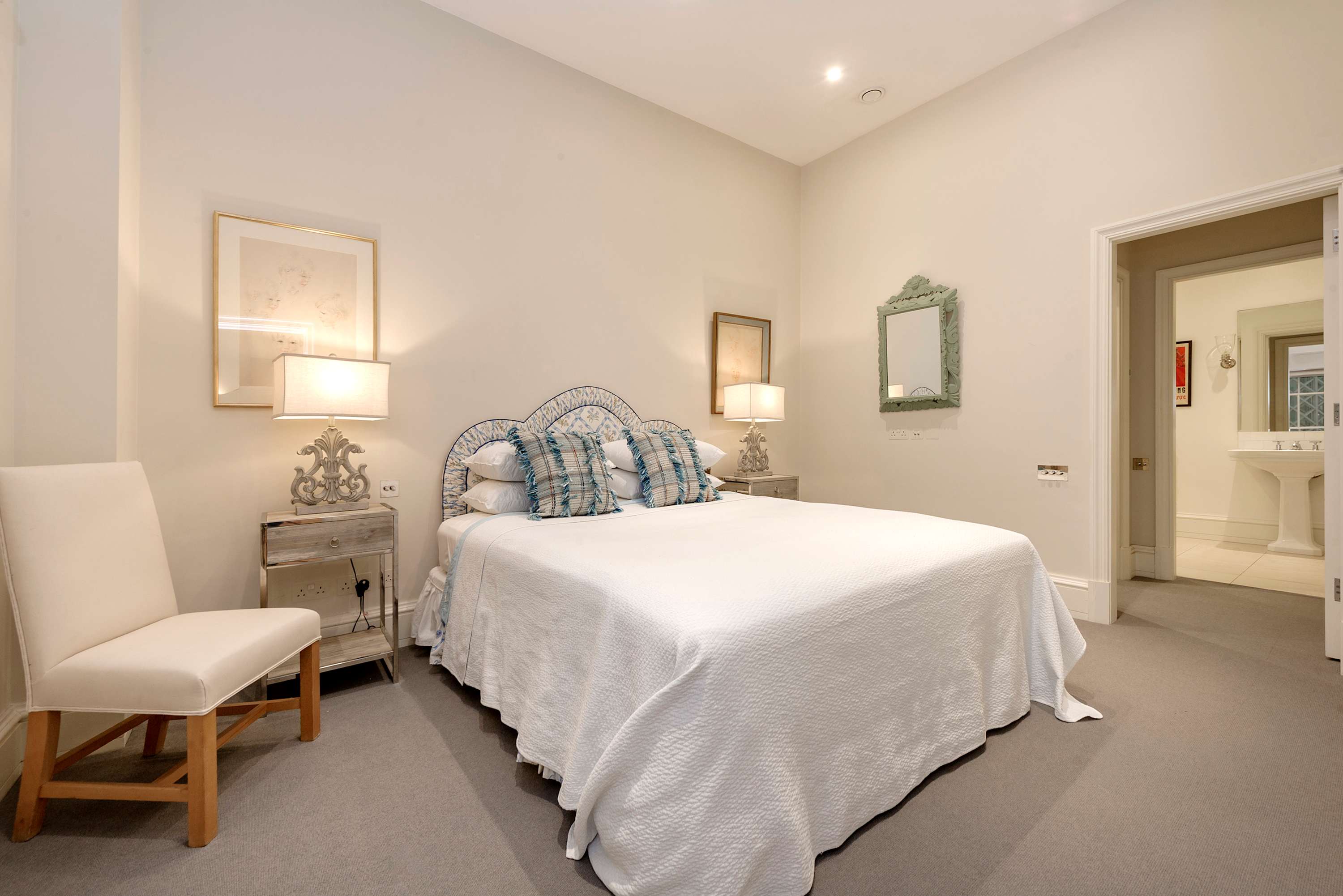 View Elegant 3 Bedroom Mews Flat in Knightsbridge in Lennox Gardens Mews 2 SW1X 0DP Elegant 3 Bedroom Mews Flat in Knightsbridge in Lennox Gardens Mews 2 SW1X 0DP - Property image 12 - VivreStays