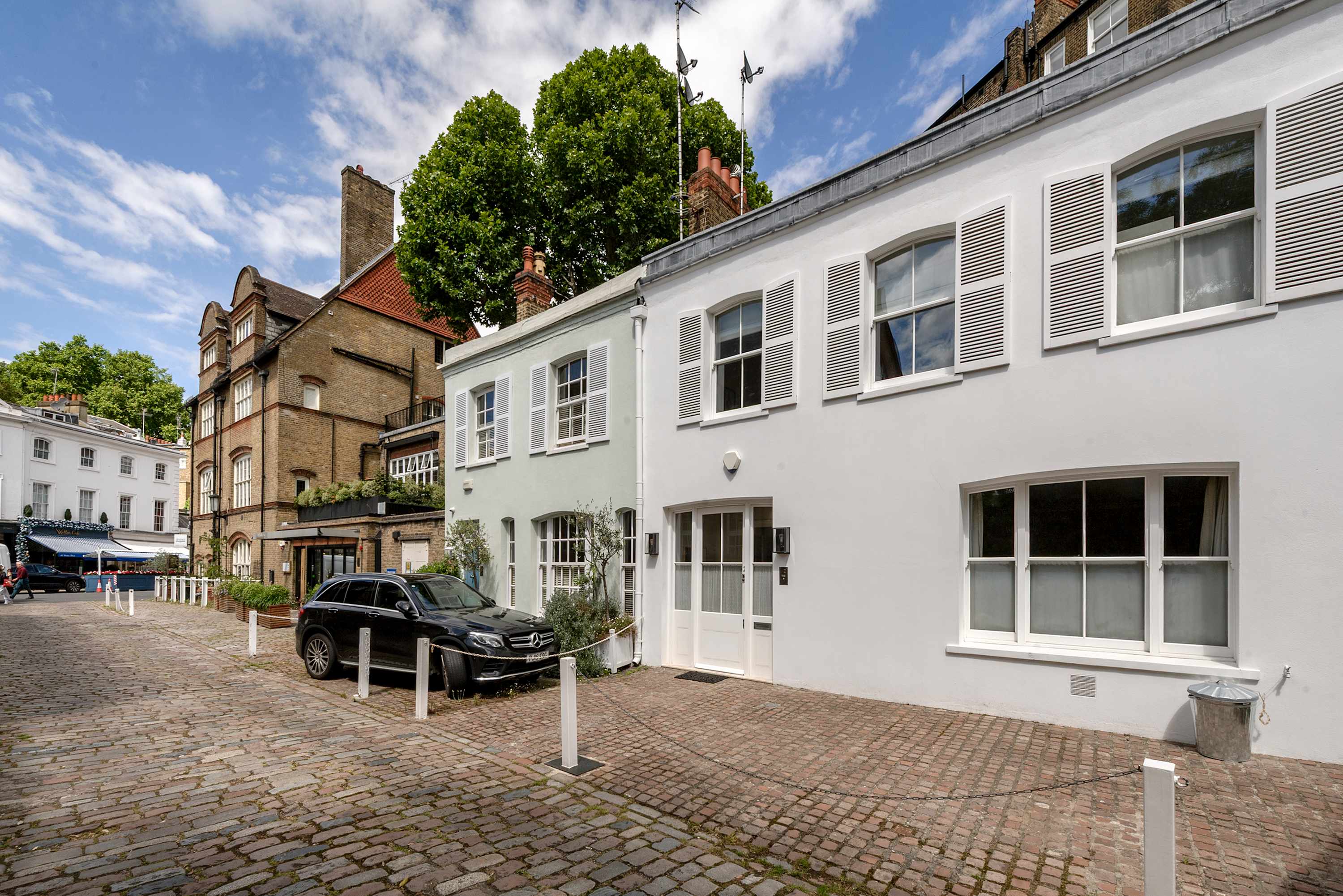View Elegant 3 Bedroom Mews Flat in Knightsbridge in Lennox Gardens Mews 2 SW1X 0DP Elegant 3 Bedroom Mews Flat in Knightsbridge in Lennox Gardens Mews 2 SW1X 0DP - Property image 4 - VivreStays