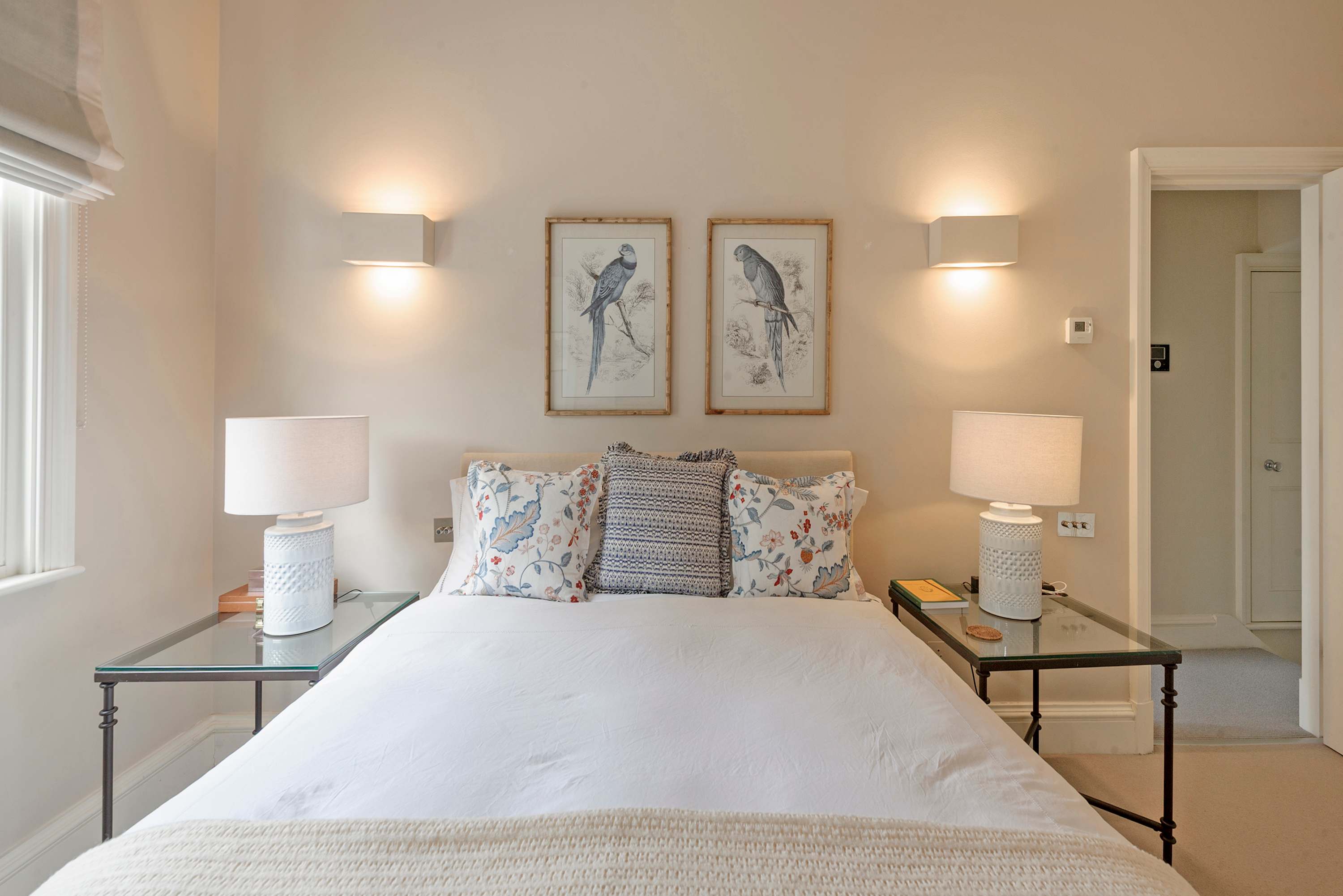 View Elegant 3 Bedroom Mews Flat in Knightsbridge in Lennox Gardens Mews 2 SW1X 0DP Elegant 3 Bedroom Mews Flat in Knightsbridge in Lennox Gardens Mews 2 SW1X 0DP - Property image 3 - VivreStays