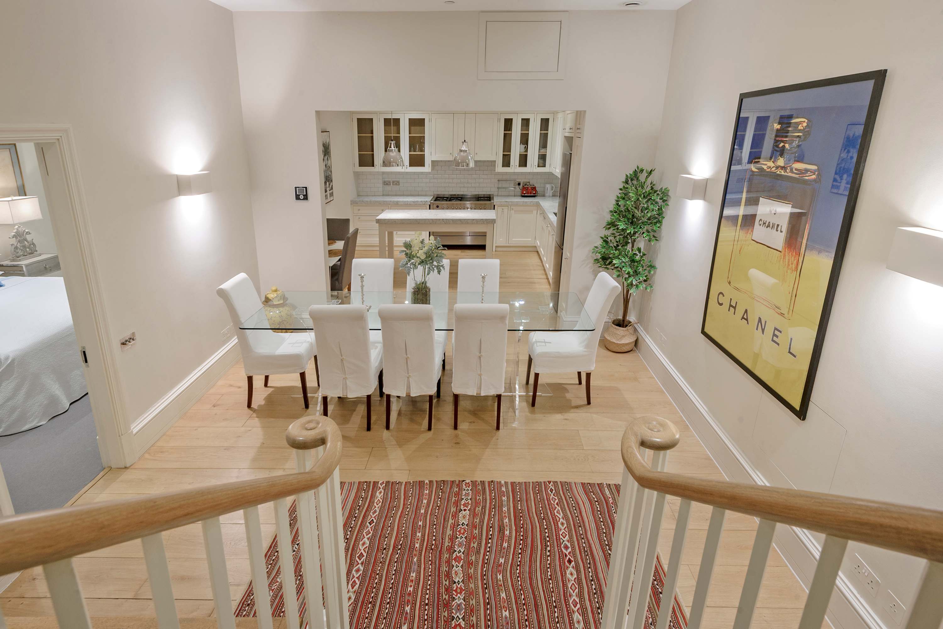 View Elegant 3 Bedroom Mews Flat in Knightsbridge in Lennox Gardens Mews 2 SW1X 0DP Elegant 3 Bedroom Mews Flat in Knightsbridge in Lennox Gardens Mews 2 SW1X 0DP - Property image 5 - VivreStays