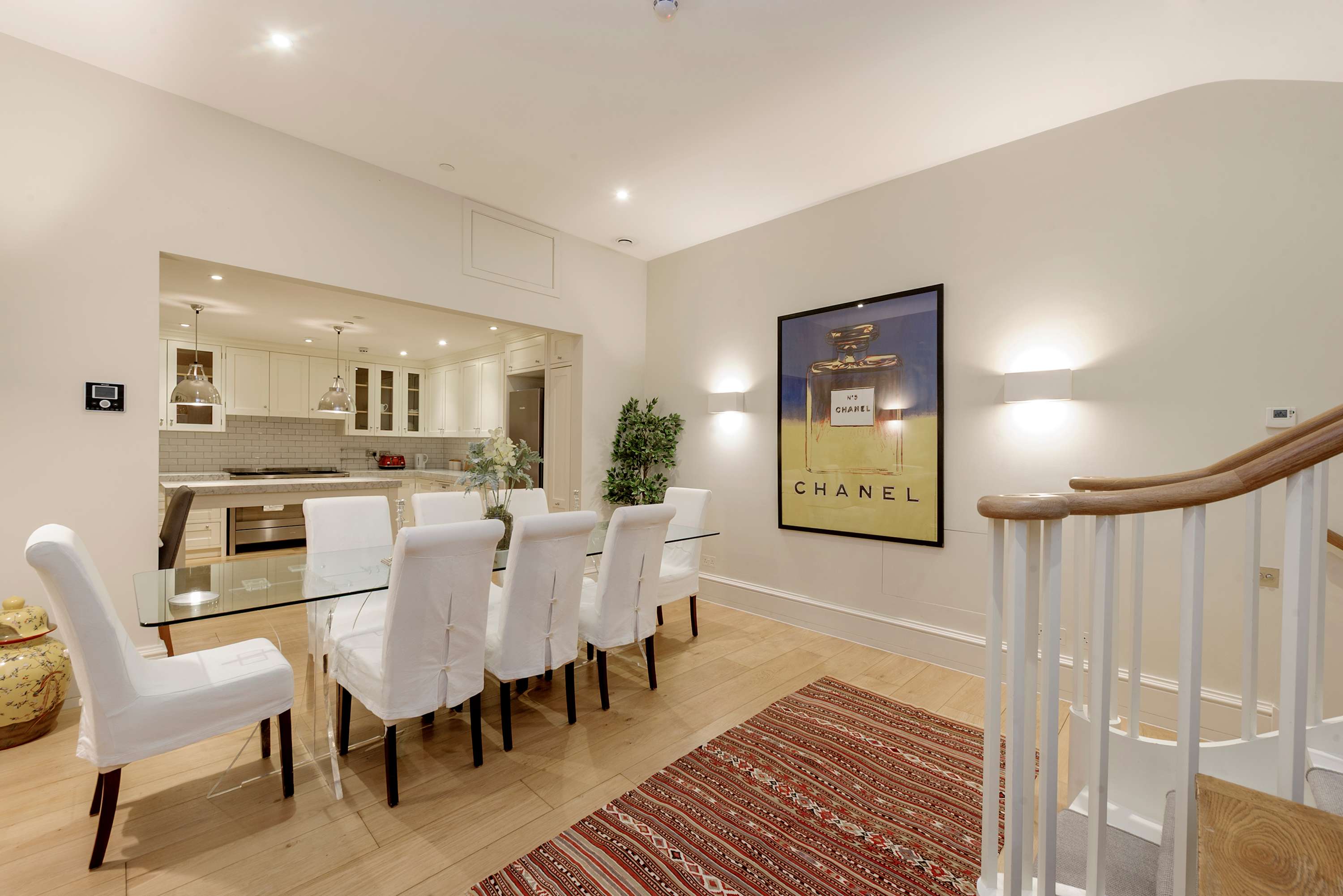 View Elegant 3 Bedroom Mews Flat in Knightsbridge in Lennox Gardens Mews 2 SW1X 0DP Elegant 3 Bedroom Mews Flat in Knightsbridge in Lennox Gardens Mews 2 SW1X 0DP - Property image 6 - VivreStays