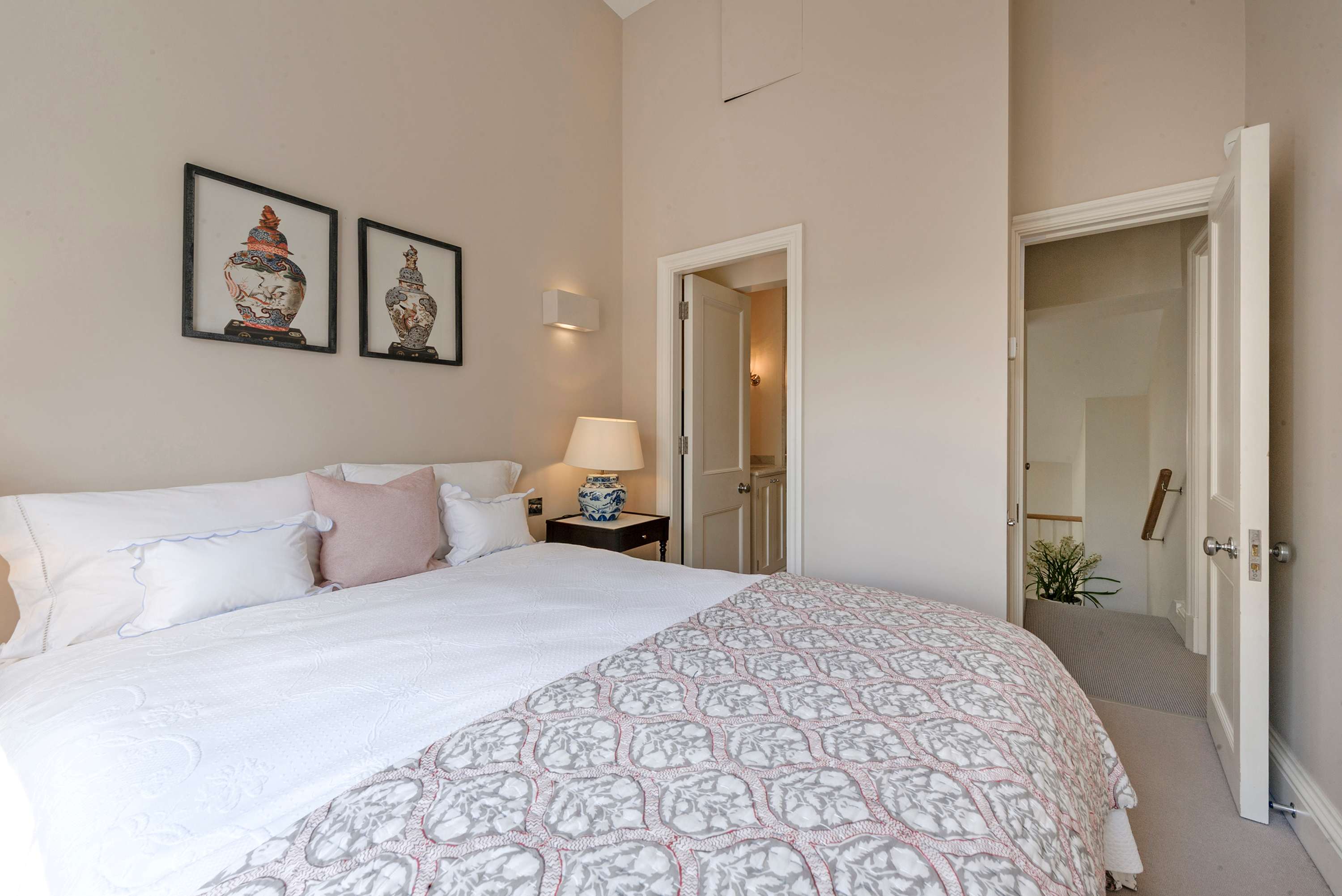 View Elegant 3 Bedroom Mews Flat in Knightsbridge in Lennox Gardens Mews 2 SW1X 0DP Elegant 3 Bedroom Mews Flat in Knightsbridge in Lennox Gardens Mews 2 SW1X 0DP - Property image 25 - VivreStays