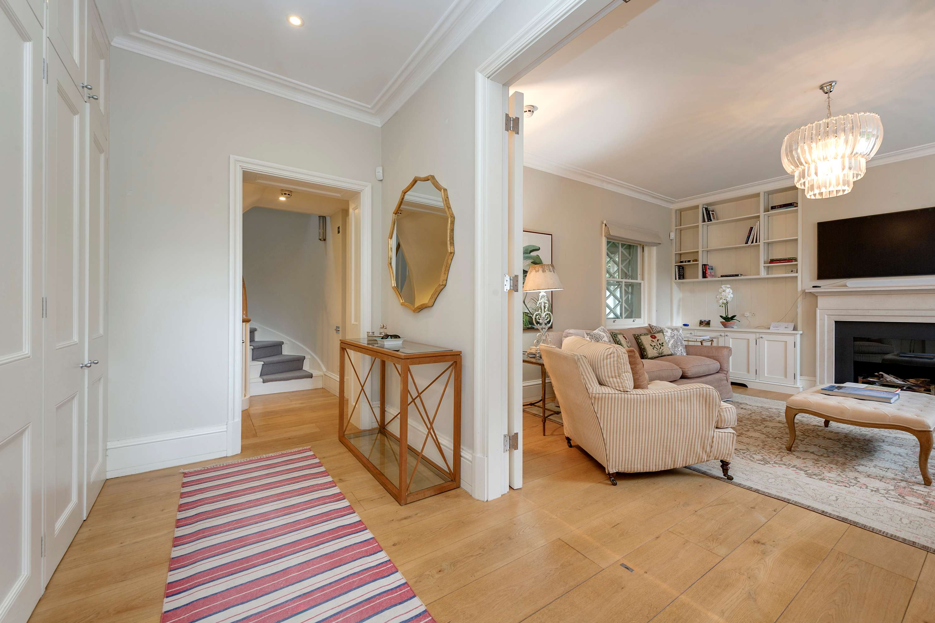 View Elegant 3 Bedroom Mews Flat in Knightsbridge in Lennox Gardens Mews 2 SW1X 0DP Elegant 3 Bedroom Mews Flat in Knightsbridge in Lennox Gardens Mews 2 SW1X 0DP - Property image 29 - VivreStays