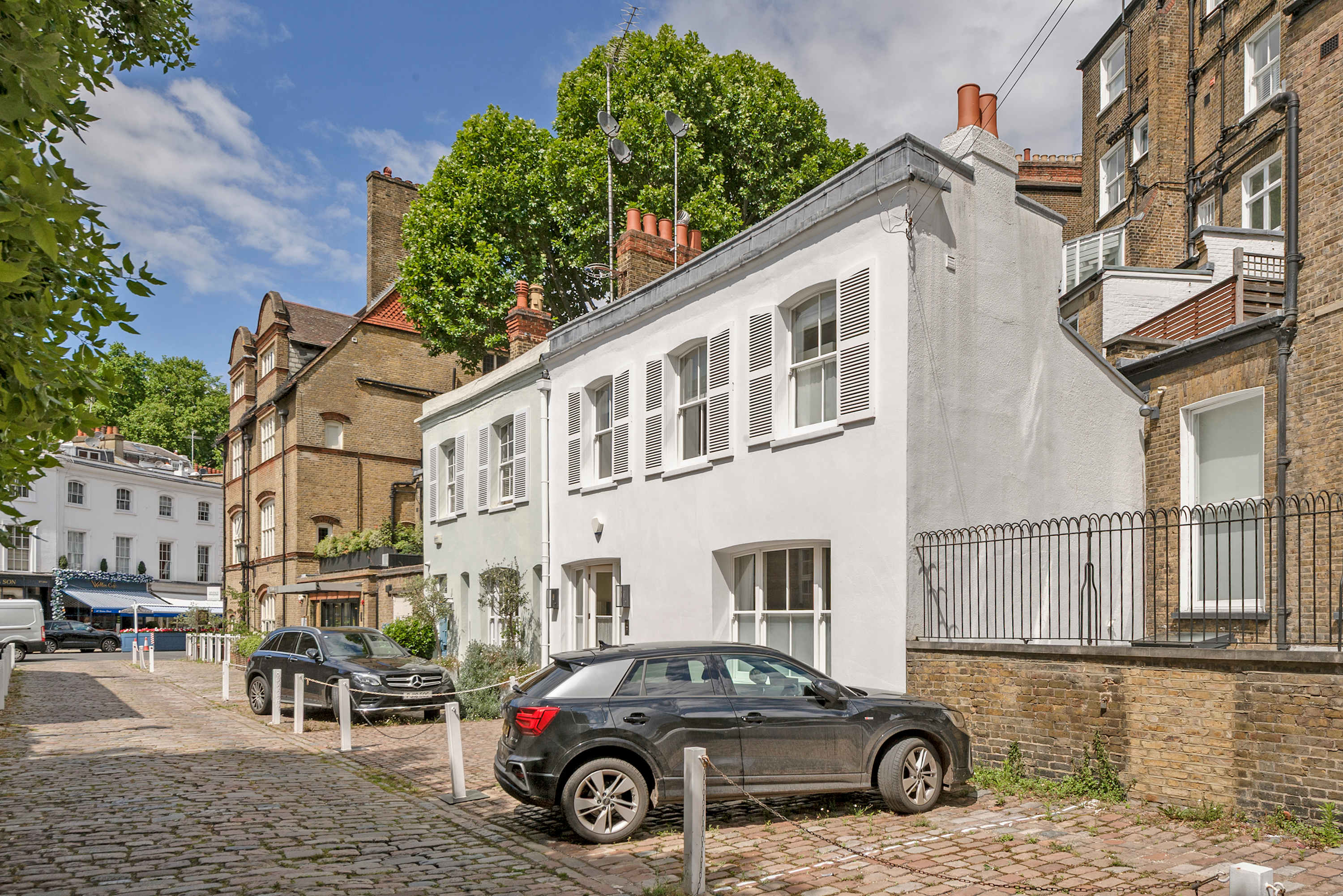 View Elegant 3 Bedroom Mews Flat in Knightsbridge in Lennox Gardens Mews 2 SW1X 0DP Elegant 3 Bedroom Mews Flat in Knightsbridge in Lennox Gardens Mews 2 SW1X 0DP - Property image 36 - VivreStays