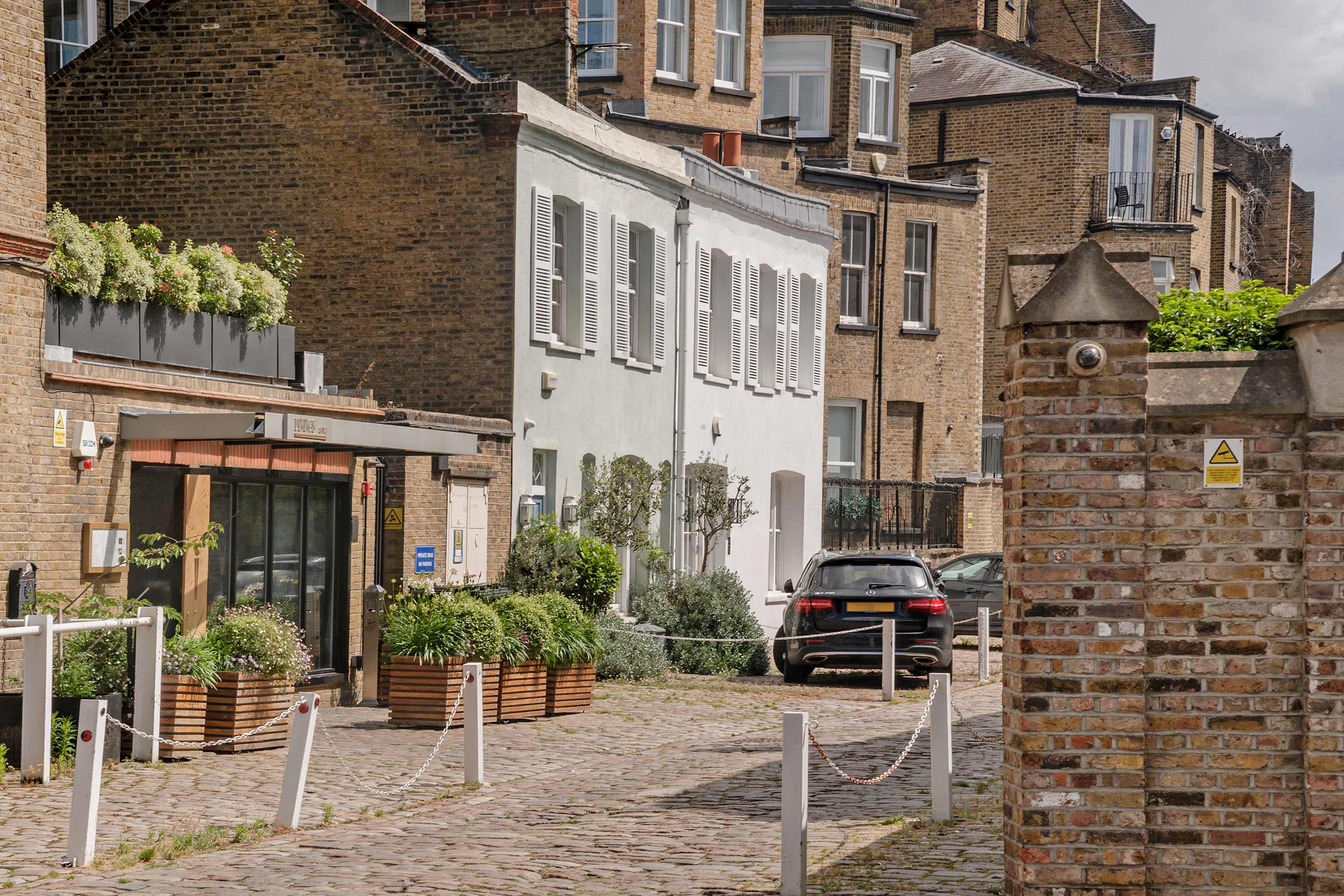View Elegant 3 Bedroom Mews Flat in Knightsbridge in Lennox Gardens Mews 2 SW1X 0DP Elegant 3 Bedroom Mews Flat in Knightsbridge in Lennox Gardens Mews 2 SW1X 0DP - Property image 39 - VivreStays