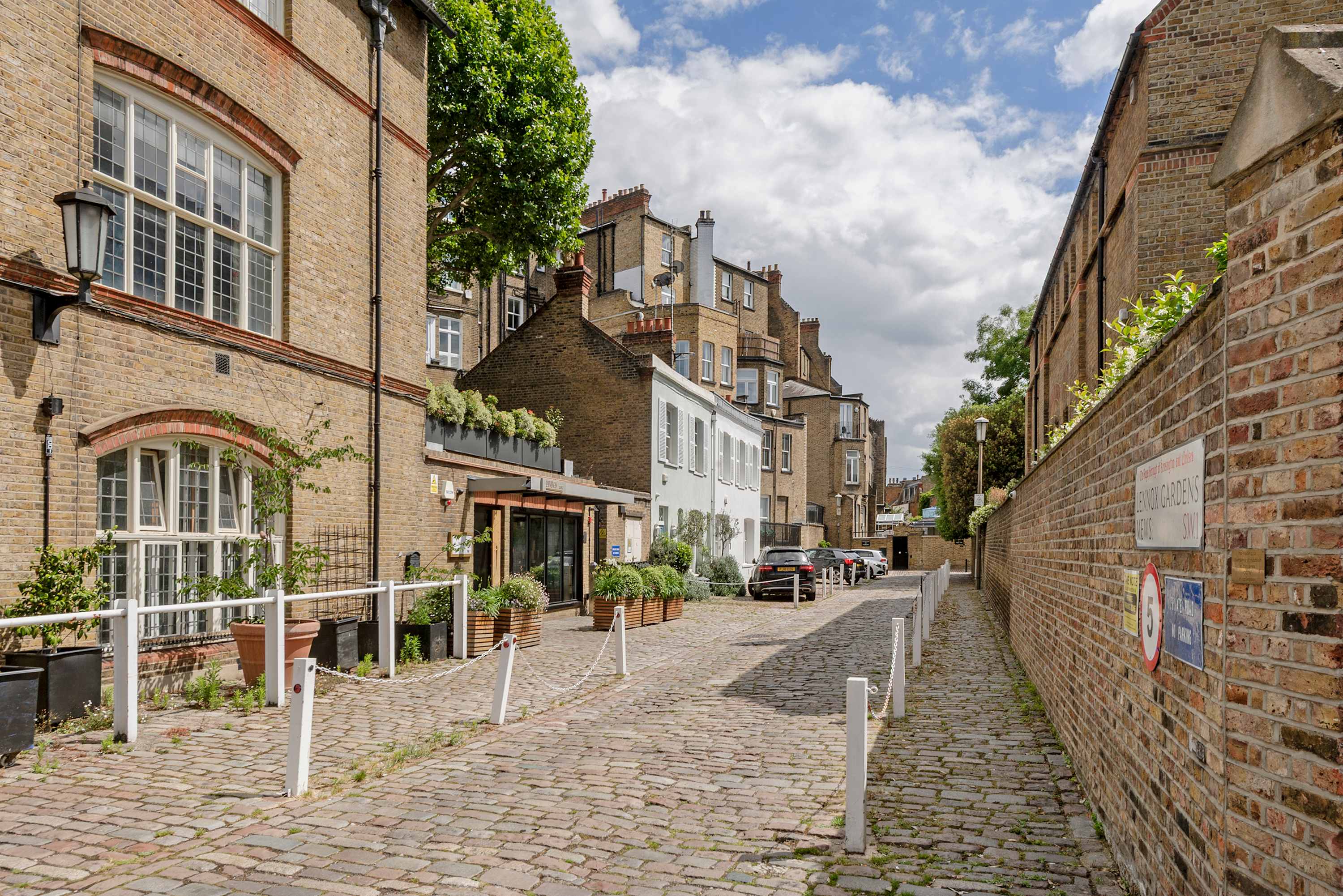 View Elegant 3 Bedroom Mews Flat in Knightsbridge in Lennox Gardens Mews 2 SW1X 0DP Elegant 3 Bedroom Mews Flat in Knightsbridge in Lennox Gardens Mews 2 SW1X 0DP - Property image 38 - VivreStays