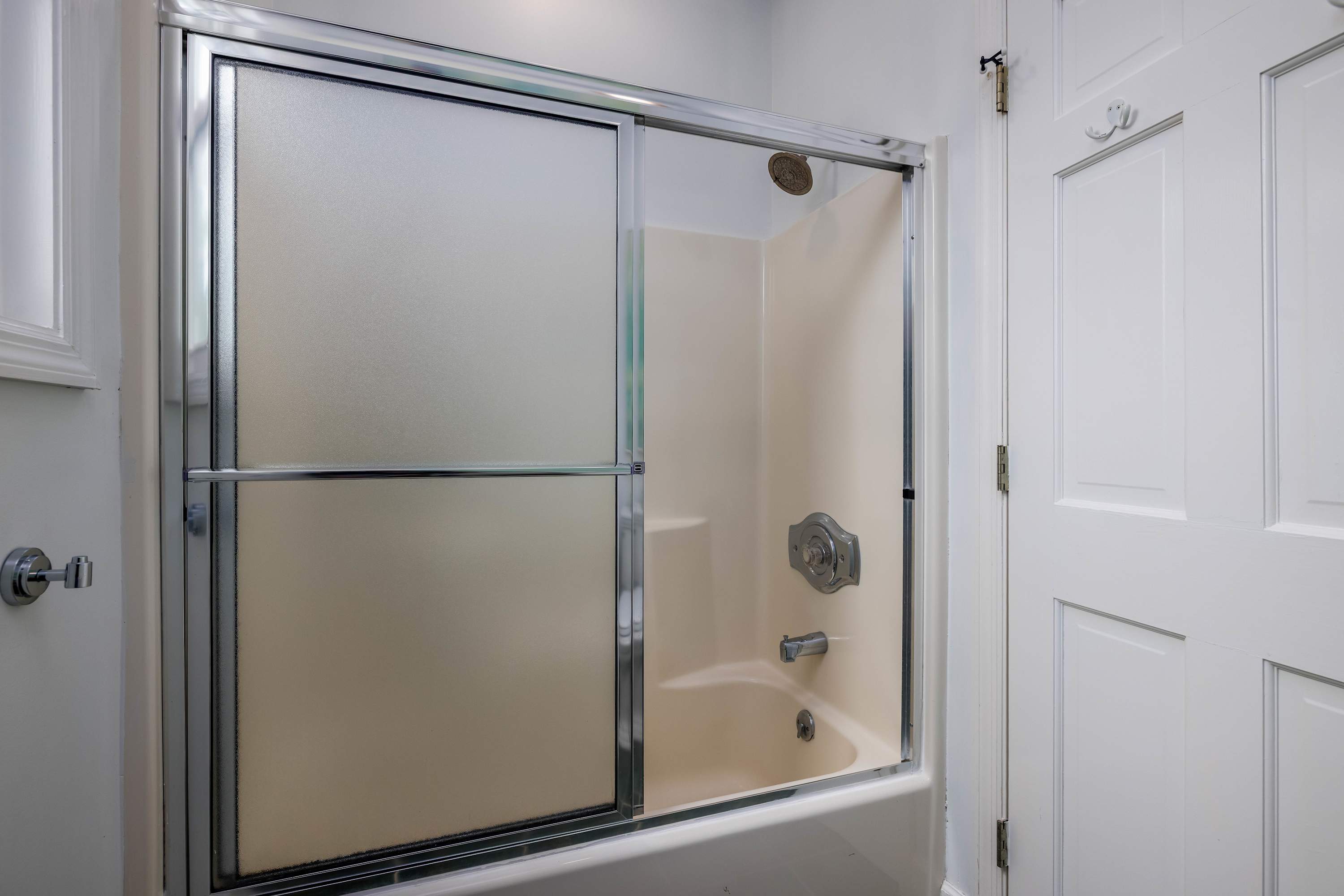 Primary En Suite Bathroom with Tub Shower Combo