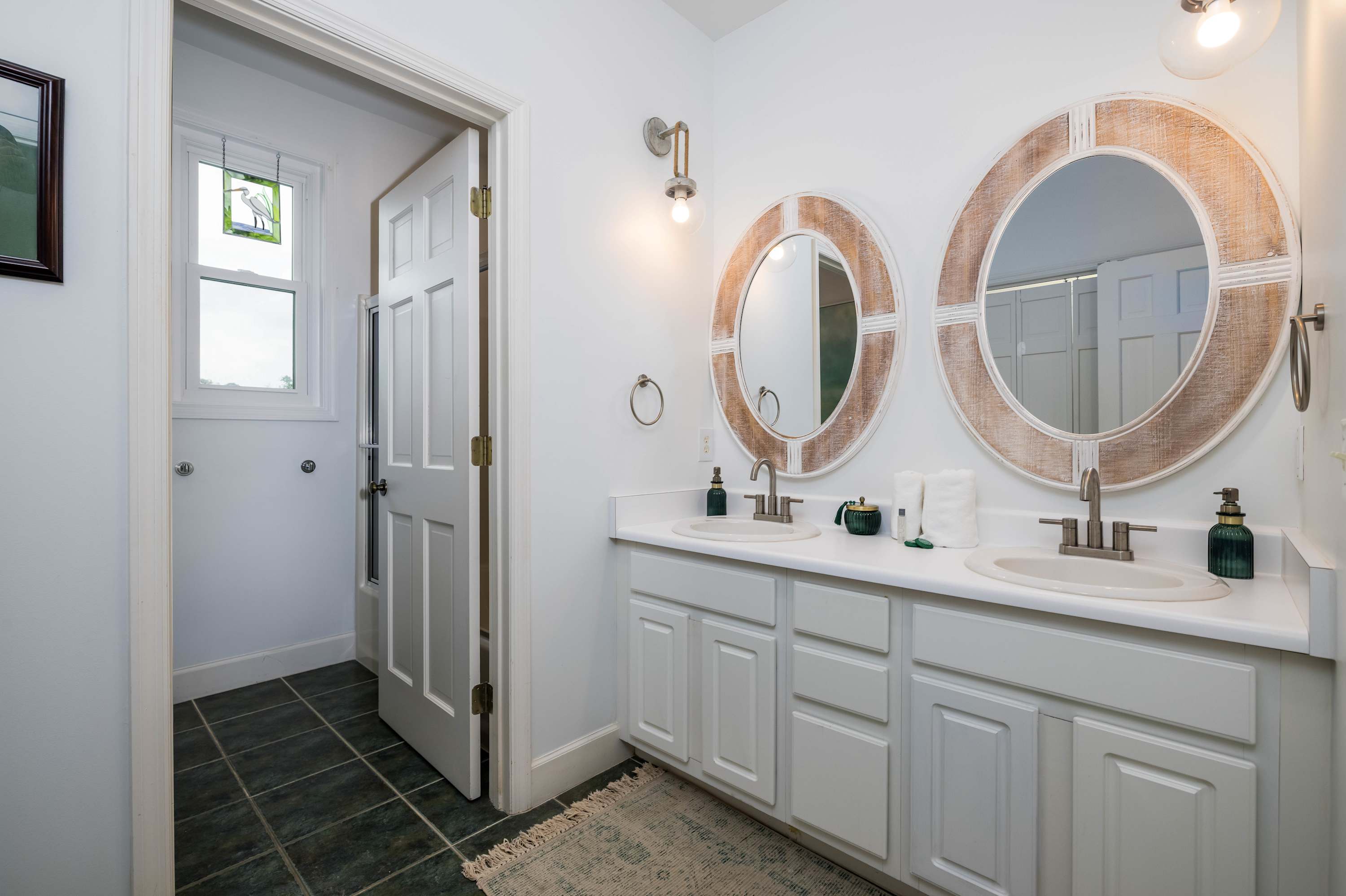 Primary En Suite Bathroom with Tub Shower Combo
