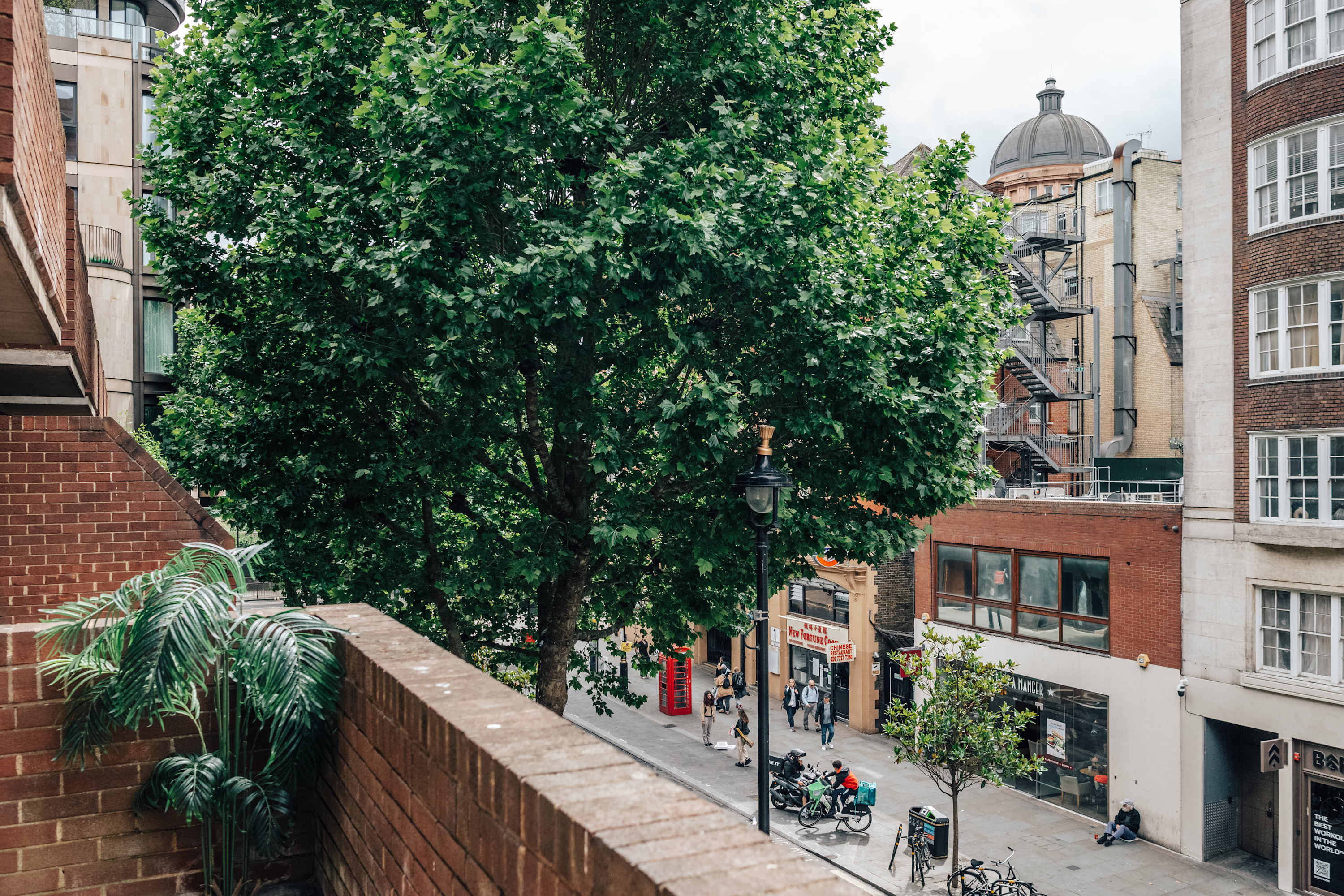 Kensington Gardens Flat w/ Balcony & Elevator in Queensway 24 W2 3RX - Property image 4 - VivreStays