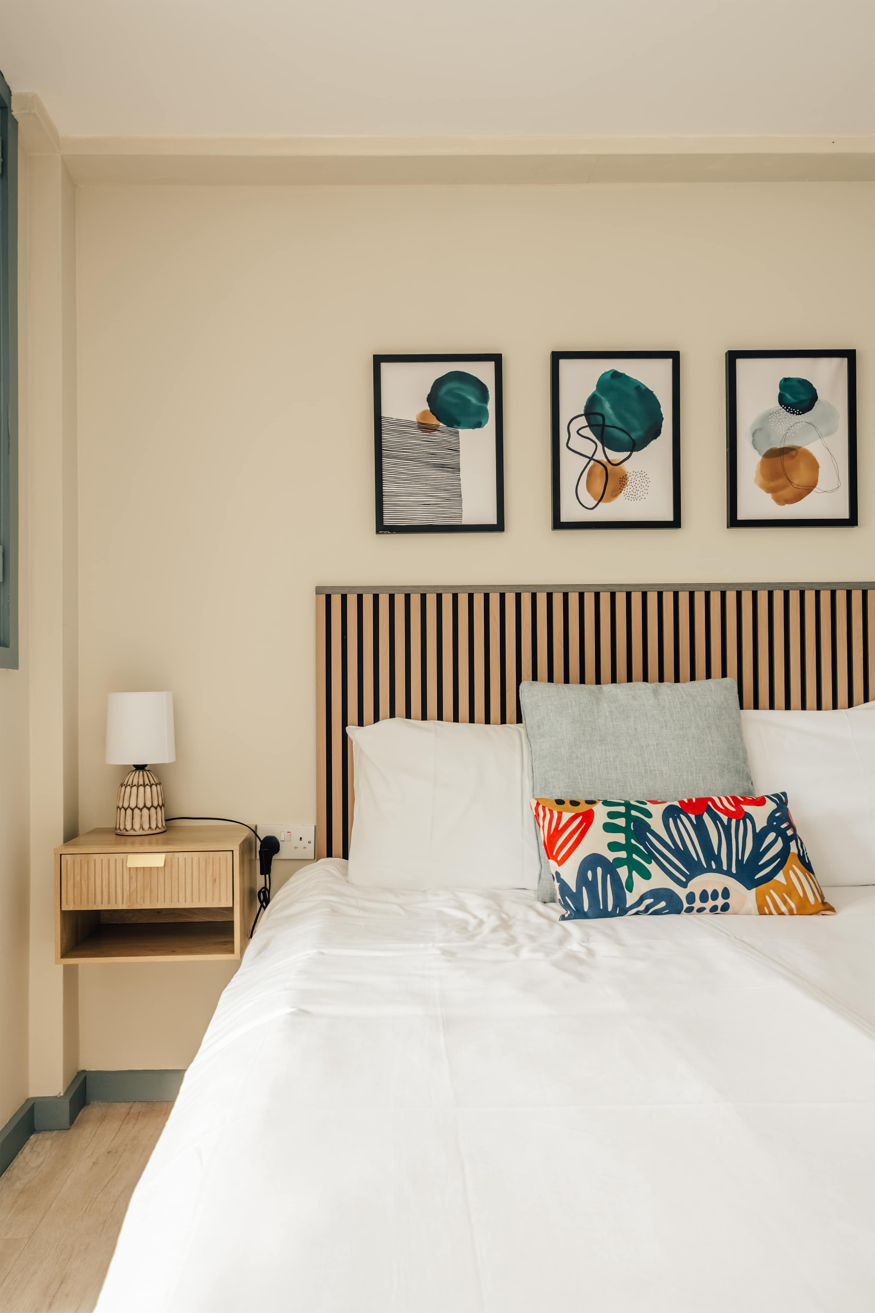 Kensington Gardens Flat w/ Balcony & Elevator in Queensway 24 W2 3RX - Property image 2 - VivreStays