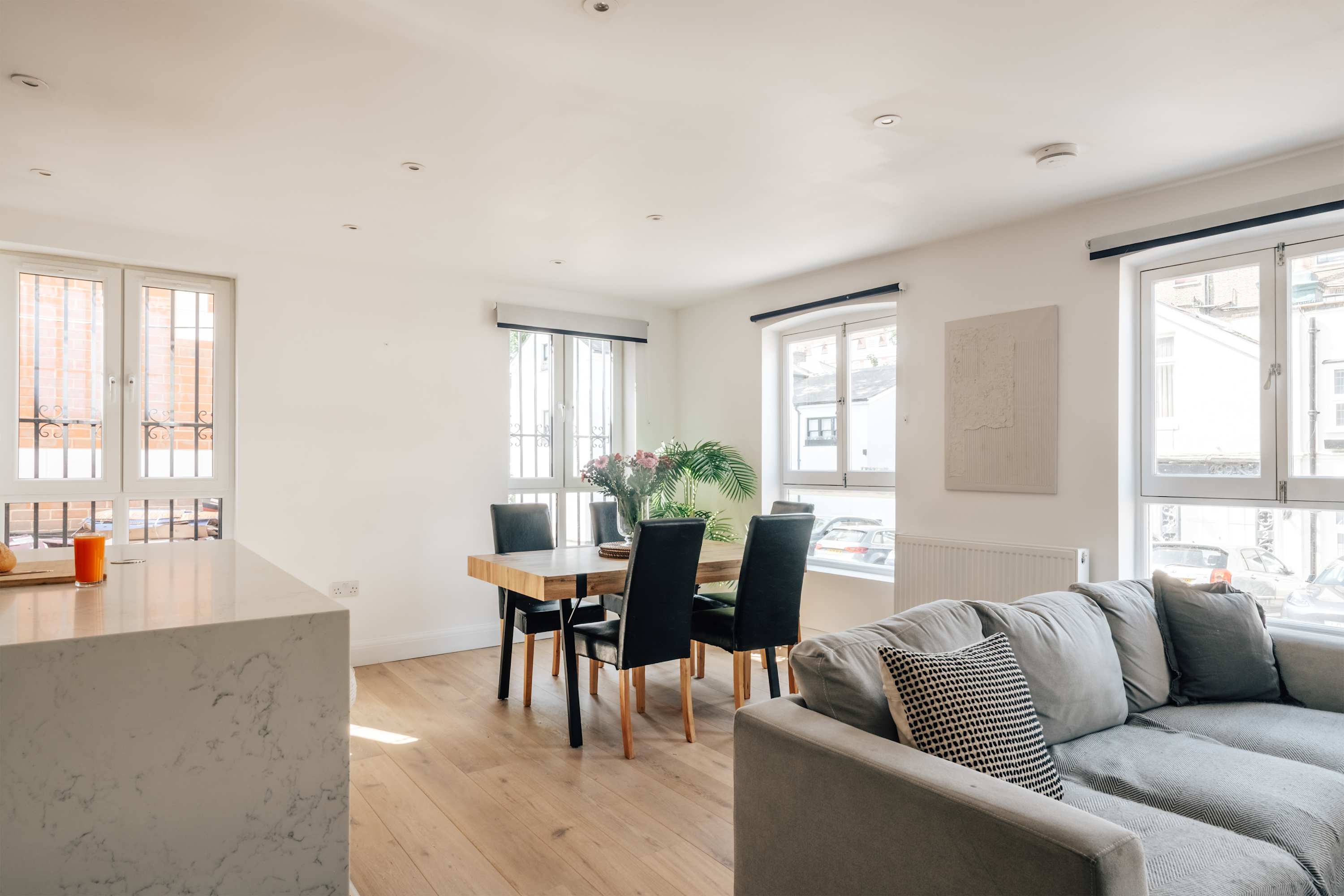 View Kensington High Street Apt: Modern Comfort & in Kensington High Street 353 W8 6NW Kensington High Street Apt: Modern Comfort & in Kensington High Street 353 W8 6NW - Property image 2 - VivreStays