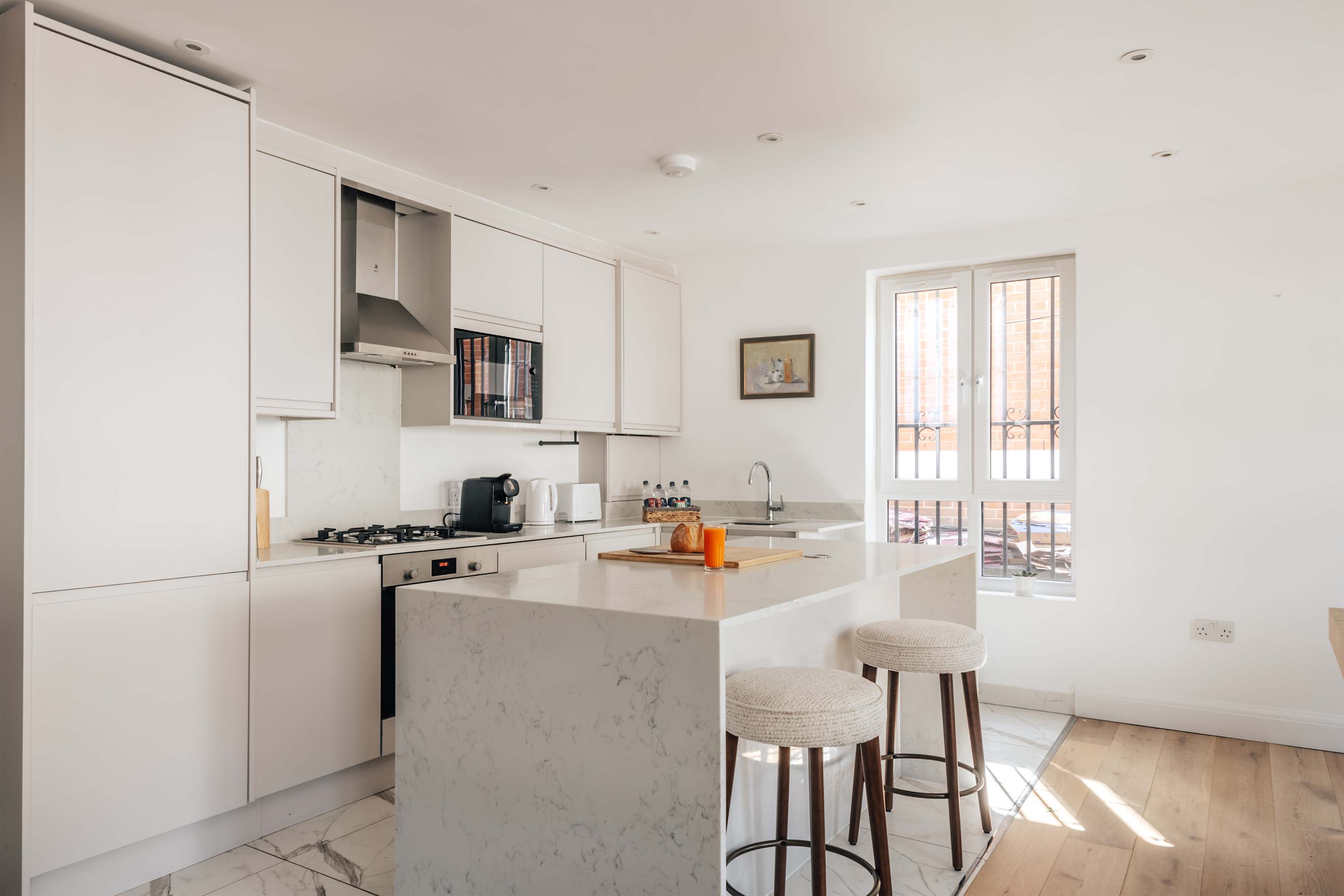 View Kensington High Street Apt: Modern Comfort & in Kensington High Street 353 W8 6NW Kensington High Street Apt: Modern Comfort & in Kensington High Street 353 W8 6NW - Property image 3 - VivreStays
