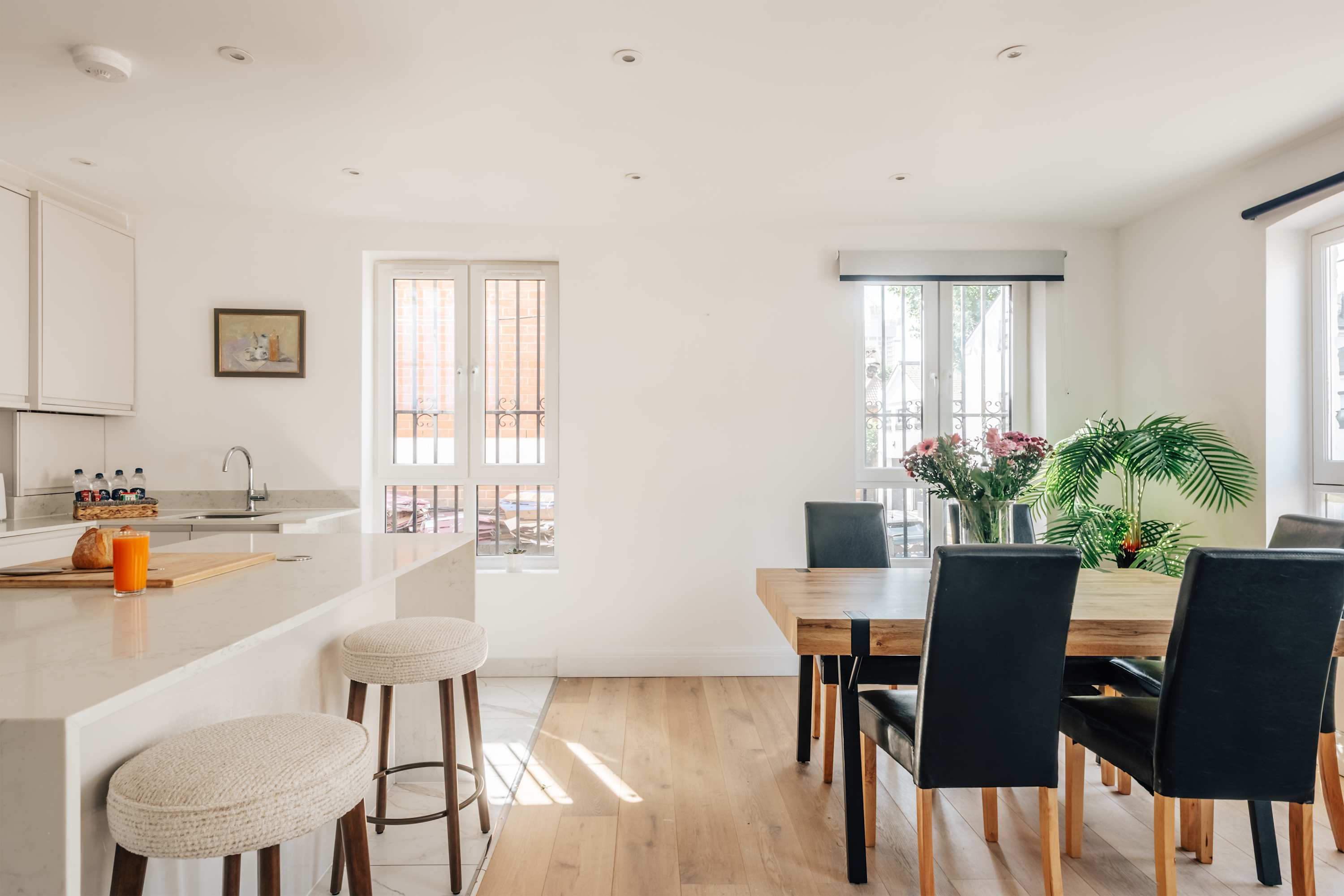 View Kensington High Street Apt: Modern Comfort & in Kensington High Street 353 W8 6NW Kensington High Street Apt: Modern Comfort & in Kensington High Street 353 W8 6NW - Property image 4 - VivreStays