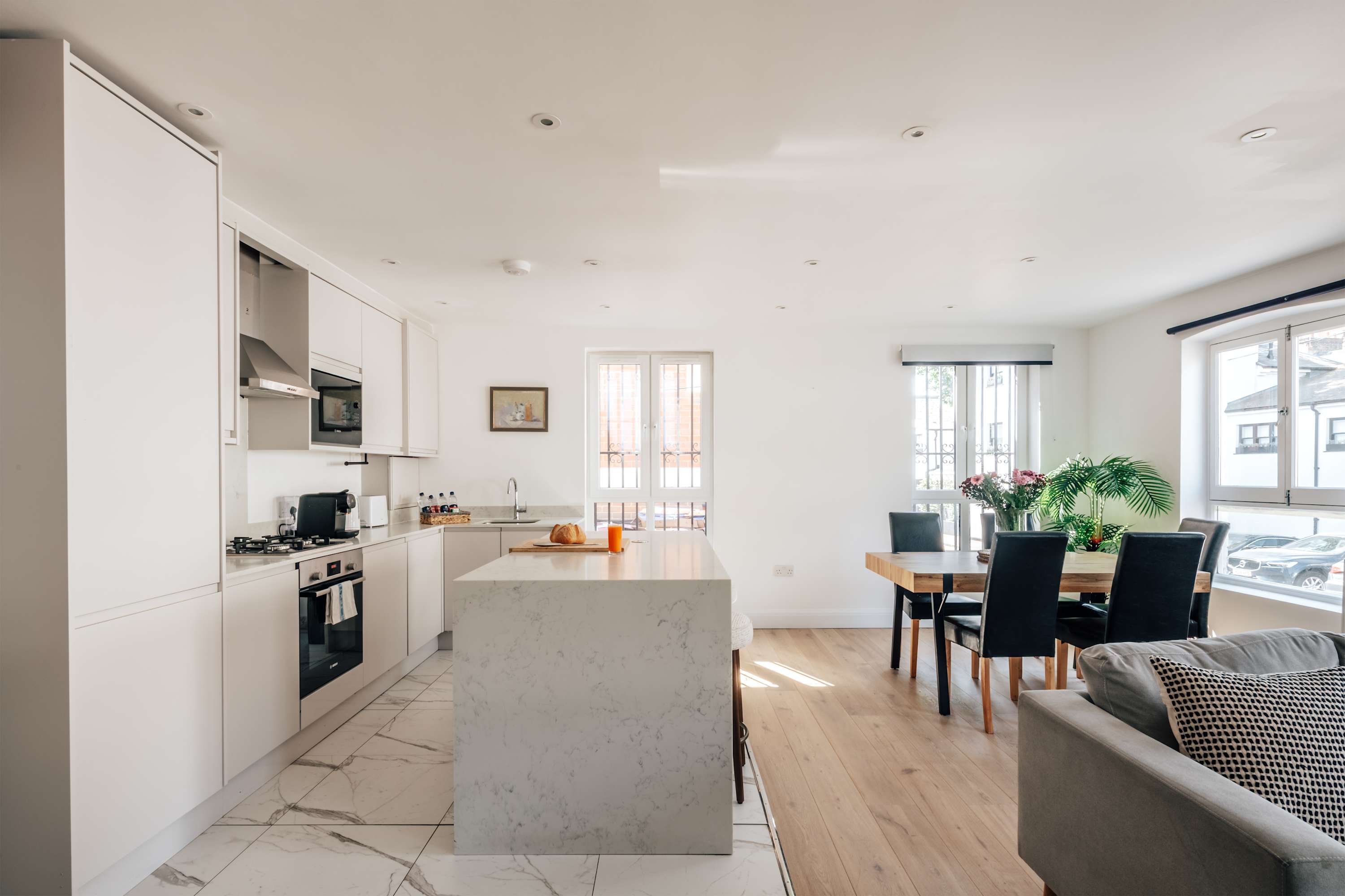 View Kensington High Street Apt: Modern Comfort & in Kensington High Street 353 W8 6NW Kensington High Street Apt: Modern Comfort & in Kensington High Street 353 W8 6NW - Property image 5 - VivreStays