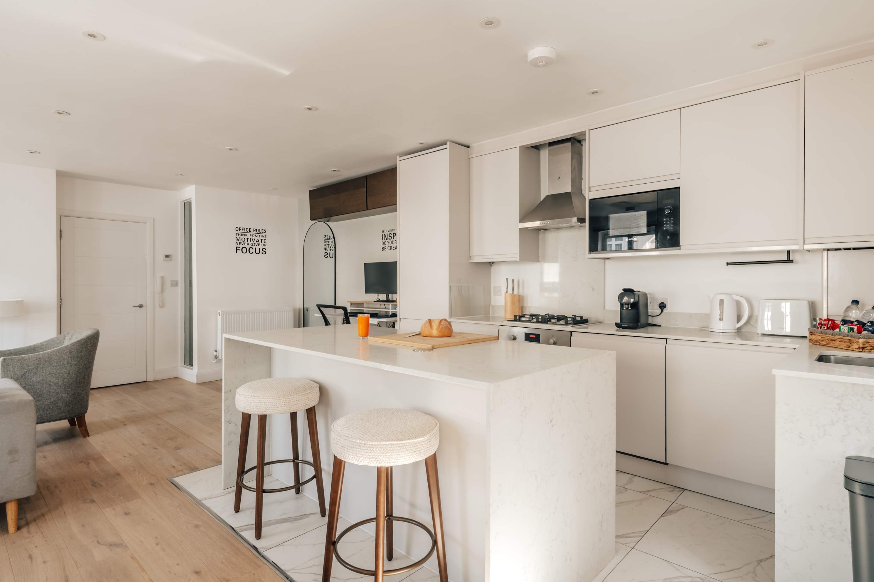 View Kensington High Street Apt: Modern Comfort & in Kensington High Street 353 W8 6NW Kensington High Street Apt: Modern Comfort & in Kensington High Street 353 W8 6NW - Property image 10 - VivreStays