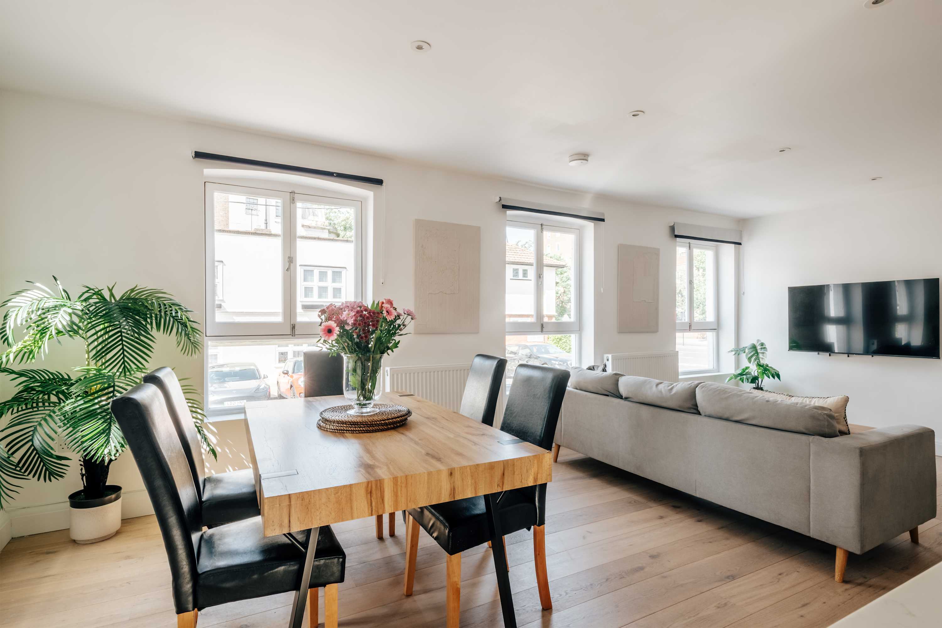 View Kensington High Street Apt: Modern Comfort & in Kensington High Street 353 W8 6NW Kensington High Street Apt: Modern Comfort & in Kensington High Street 353 W8 6NW - Property image 11 - VivreStays