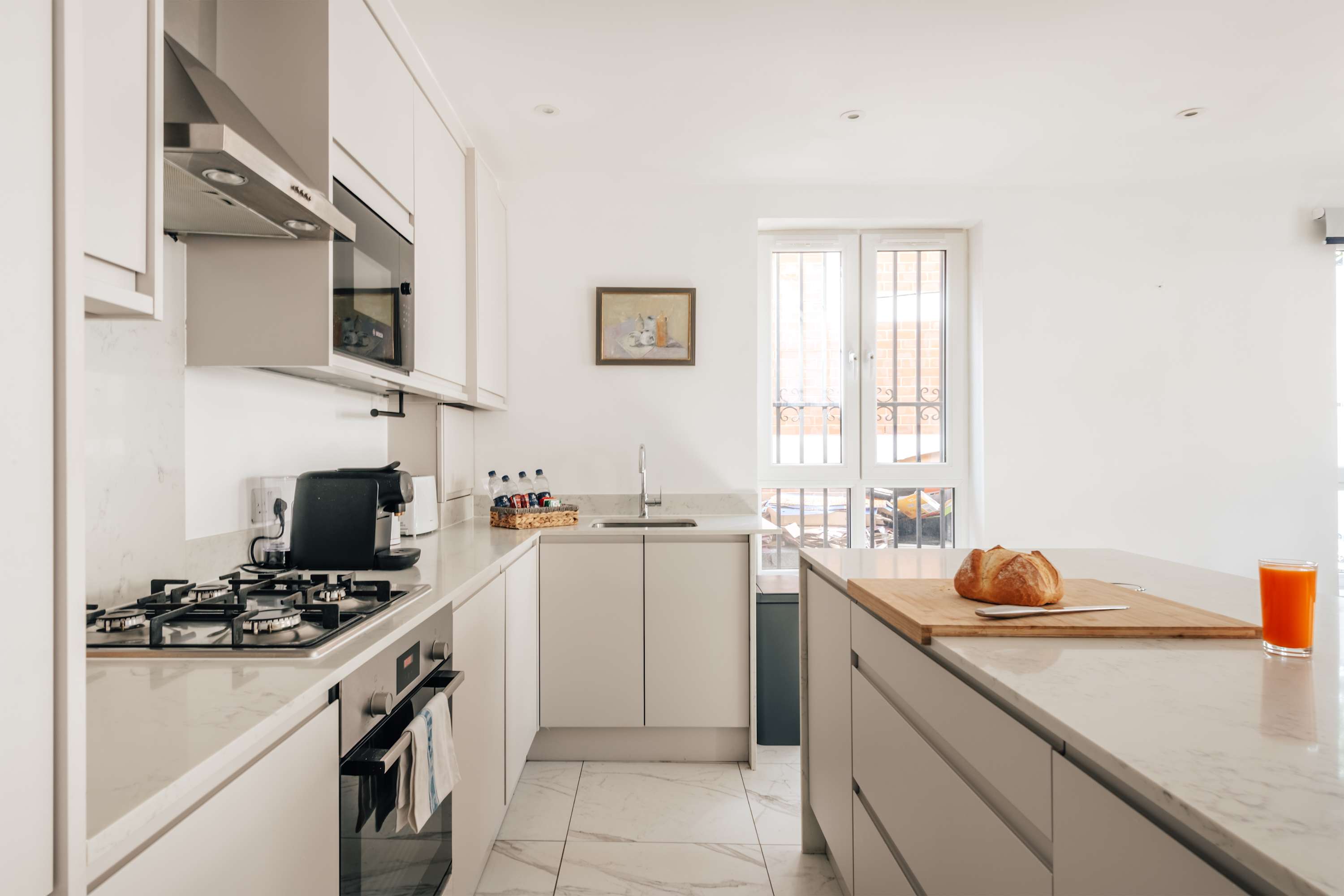 View Kensington High Street Apt: Modern Comfort & in Kensington High Street 353 W8 6NW Kensington High Street Apt: Modern Comfort & in Kensington High Street 353 W8 6NW - Property image 13 - VivreStays