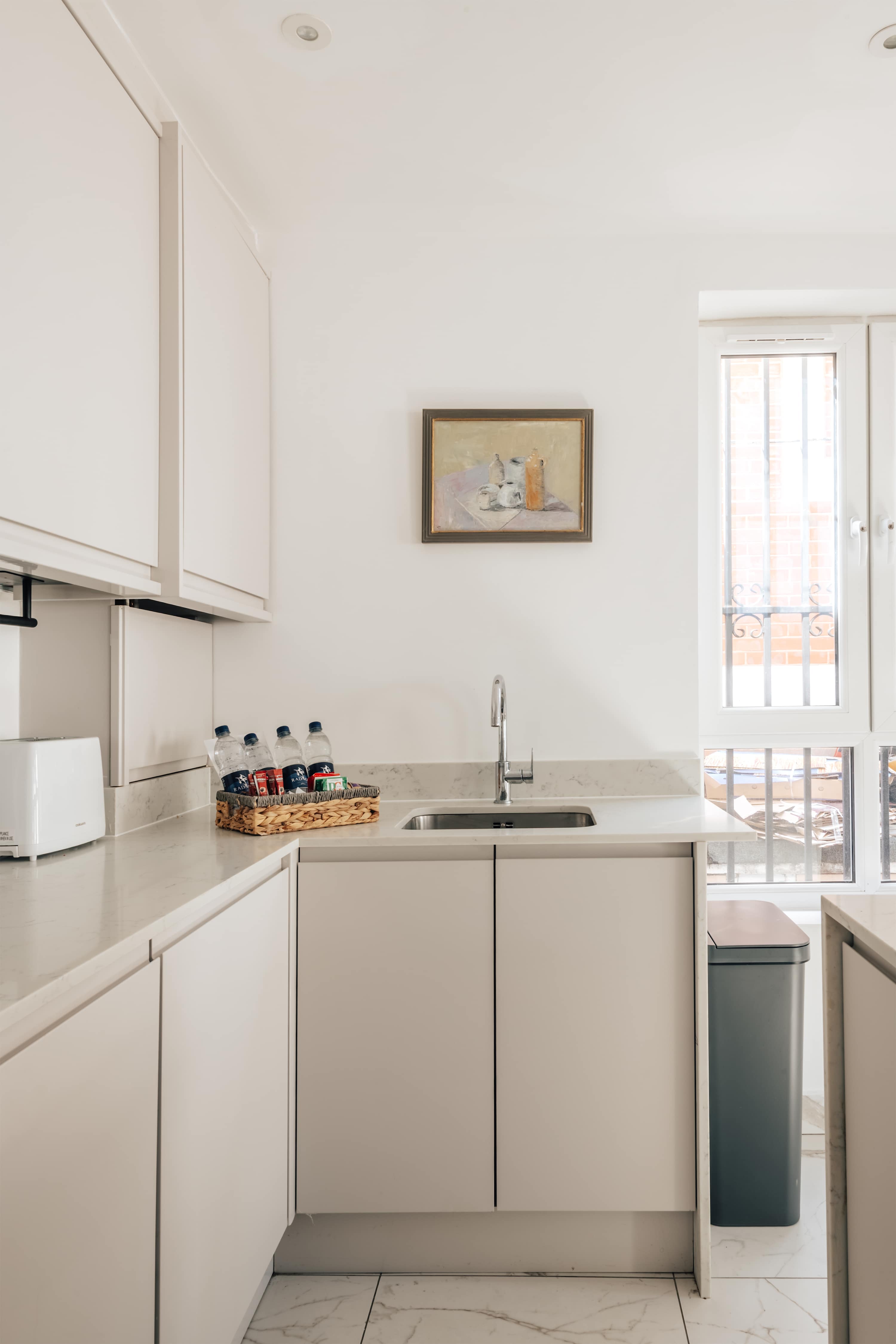 View Kensington High Street Apt: Modern Comfort & in Kensington High Street 353 W8 6NW Kensington High Street Apt: Modern Comfort & in Kensington High Street 353 W8 6NW - Property image 18 - VivreStays