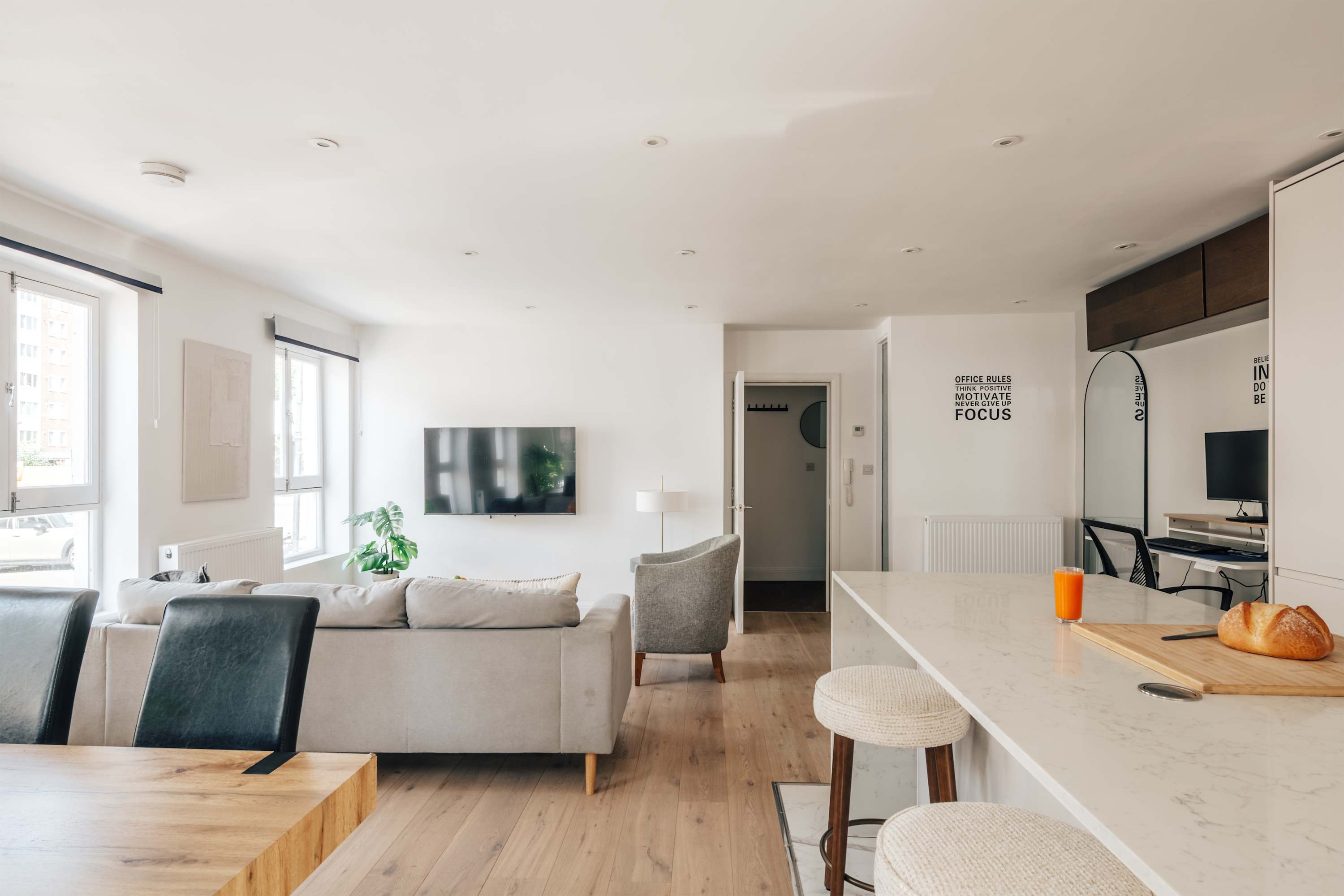 View Kensington High Street Apt: Modern Comfort & in Kensington High Street 353 W8 6NW Kensington High Street Apt: Modern Comfort & in Kensington High Street 353 W8 6NW - Property image 17 - VivreStays
