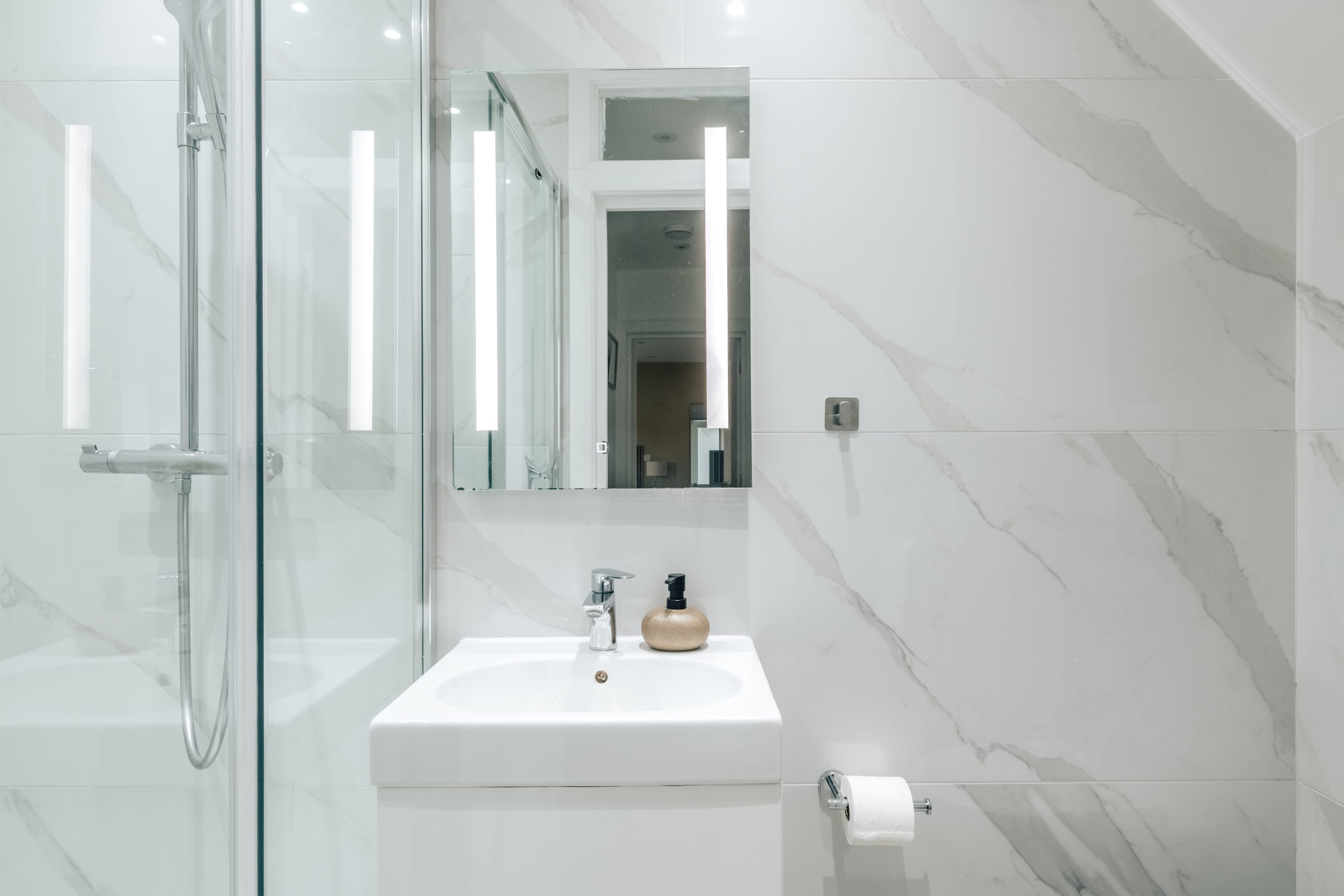 View Kensington High Street Apt: Modern Comfort & in Kensington High Street 353 W8 6NW Kensington High Street Apt: Modern Comfort & in Kensington High Street 353 W8 6NW - Property image 22 - VivreStays