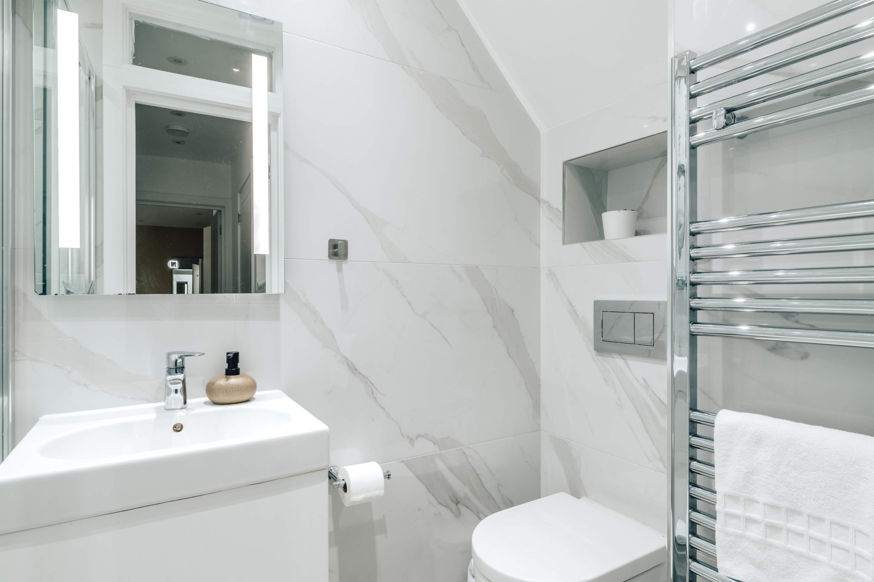 View Kensington High Street Apt: Modern Comfort & in Kensington High Street 353 W8 6NW Kensington High Street Apt: Modern Comfort & in Kensington High Street 353 W8 6NW - Property image 25 - VivreStays