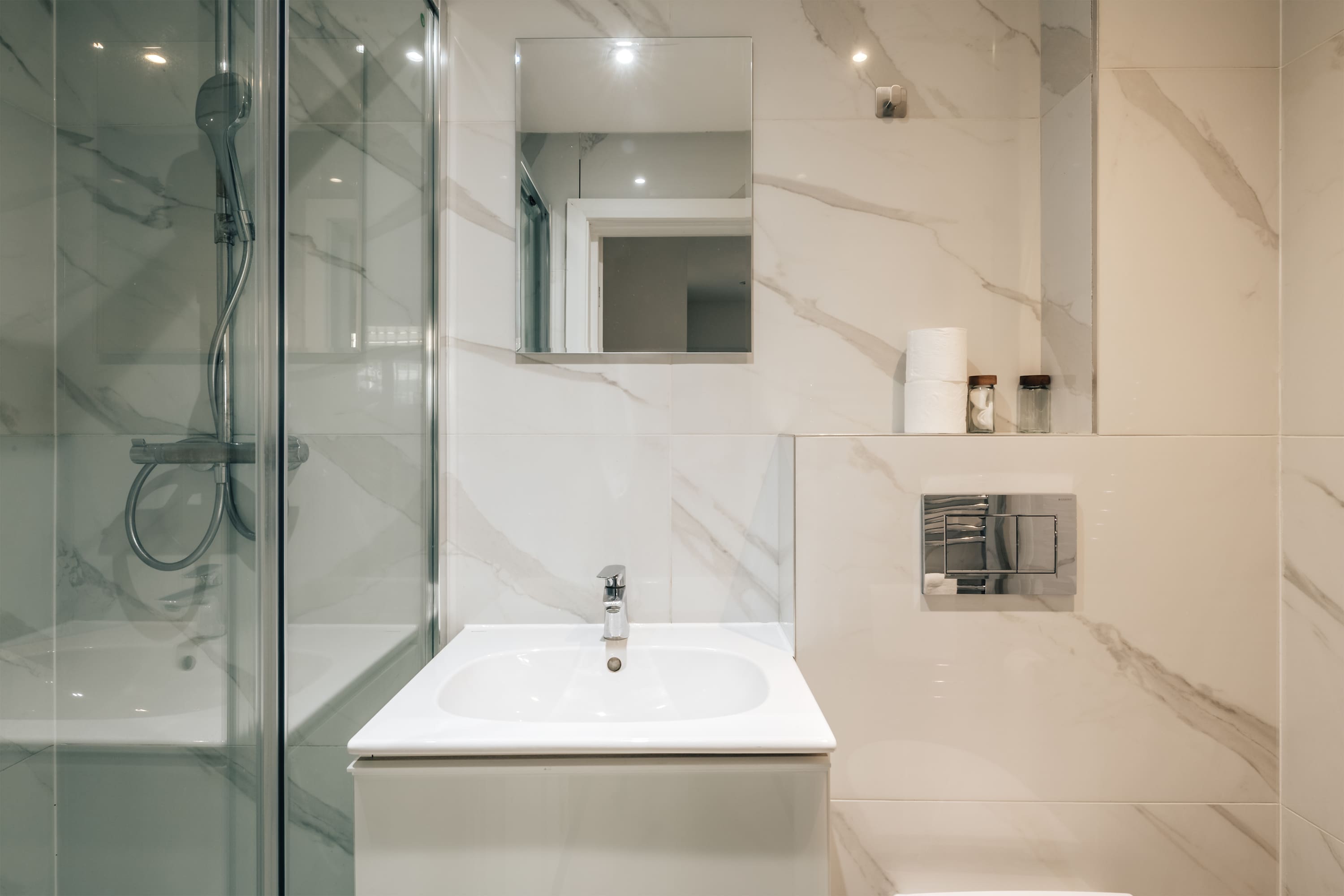 View Kensington High Street Apt: Modern Comfort & in Kensington High Street 353 W8 6NW Kensington High Street Apt: Modern Comfort & in Kensington High Street 353 W8 6NW - Property image 34 - VivreStays