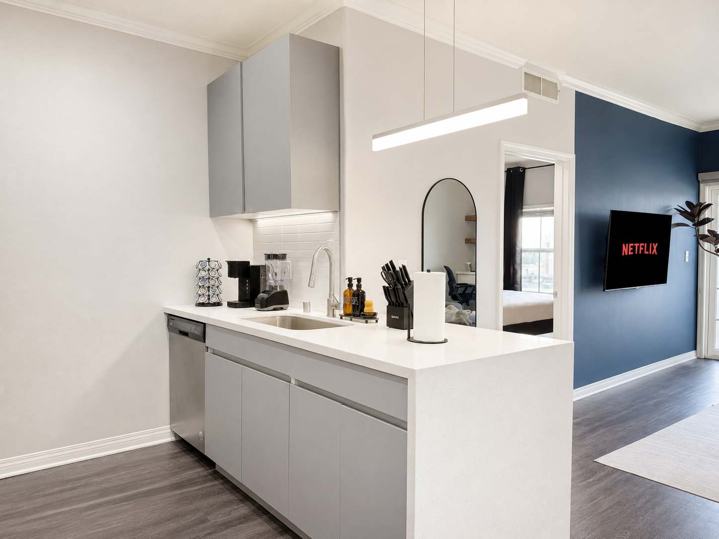 Modern Apartment w/ Pool, Gym, Parking & 10 Min To Cedars