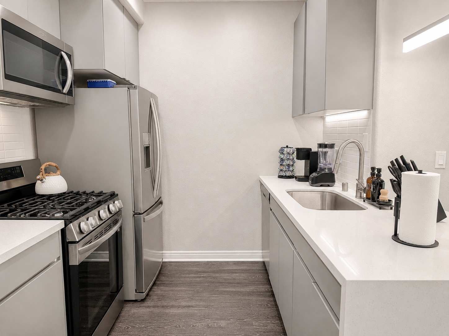 Modern Apartment w/ Pool, Gym, Parking & 10 Min To Cedars - Photo 48