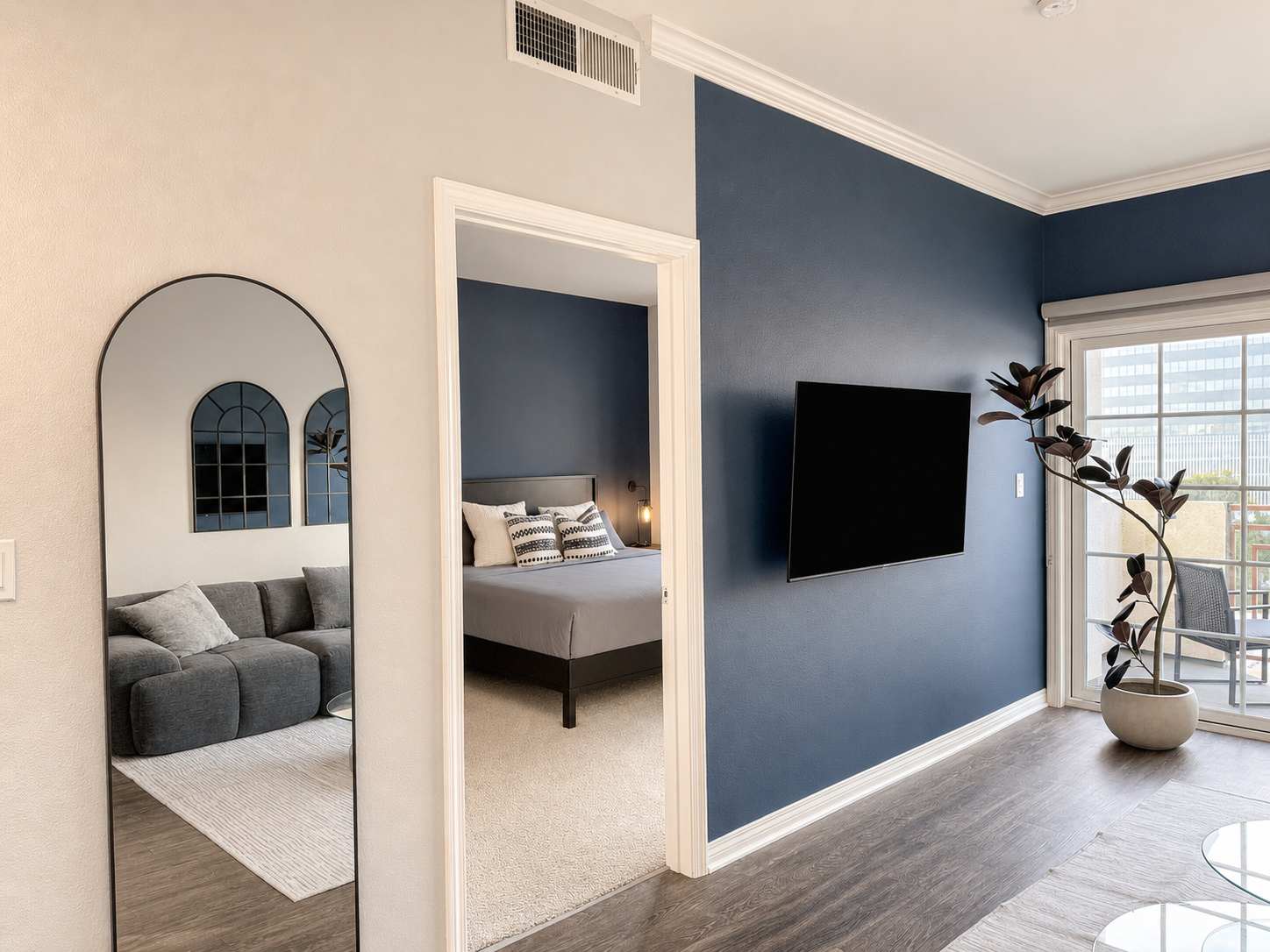 Modern Apartment w/ Pool, Gym, Parking & 10 Min To Cedars - Photo 30