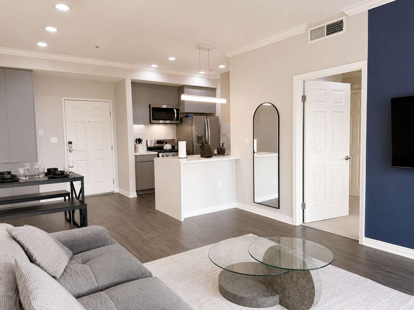 Modern Apartment w/ Pool, Gym, Parking & 10 Min To Cedars - Photo 25