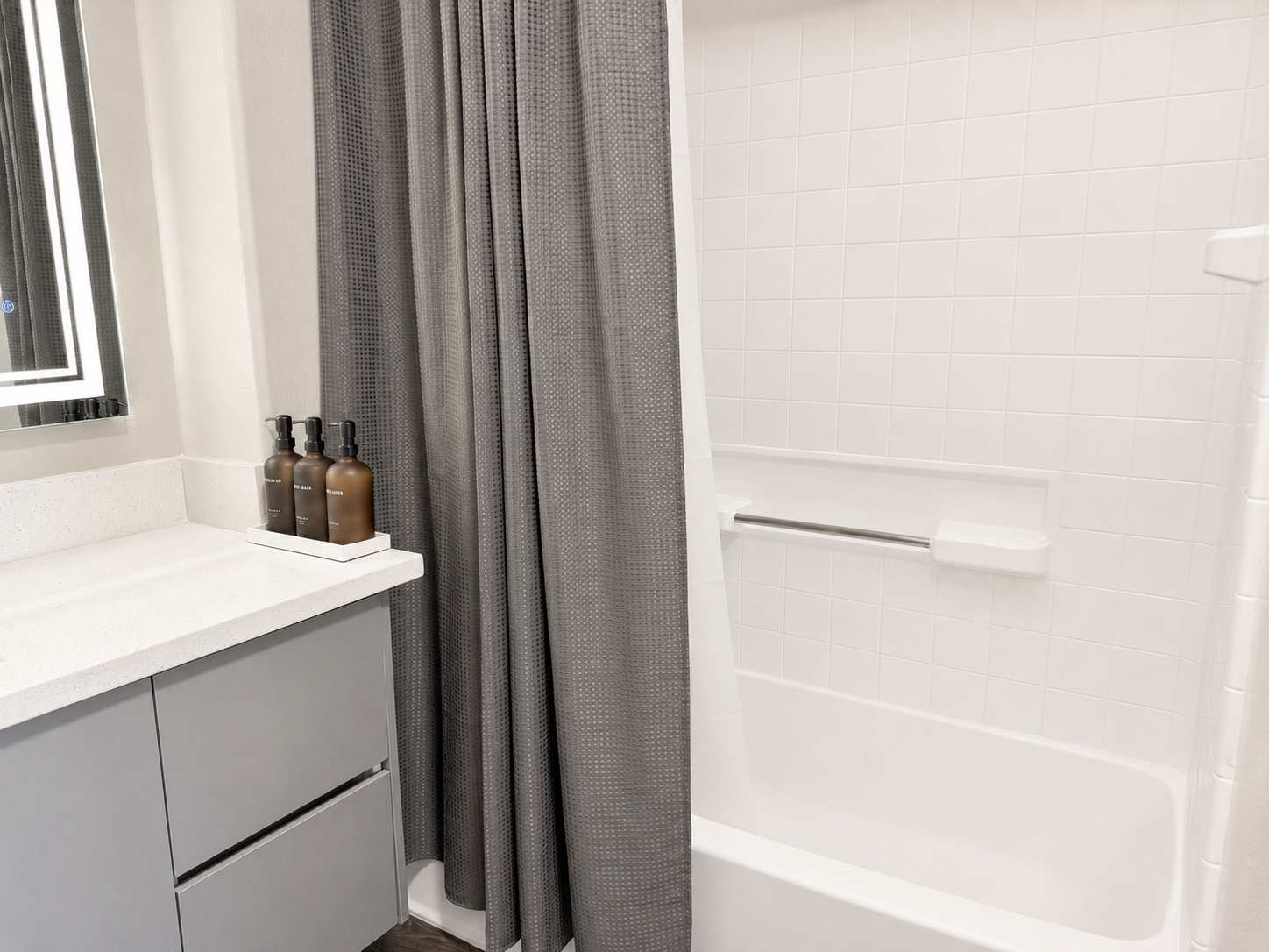 Modern Apartment w/ Pool, Gym, Parking & 10 Min To Cedars - Photo 49