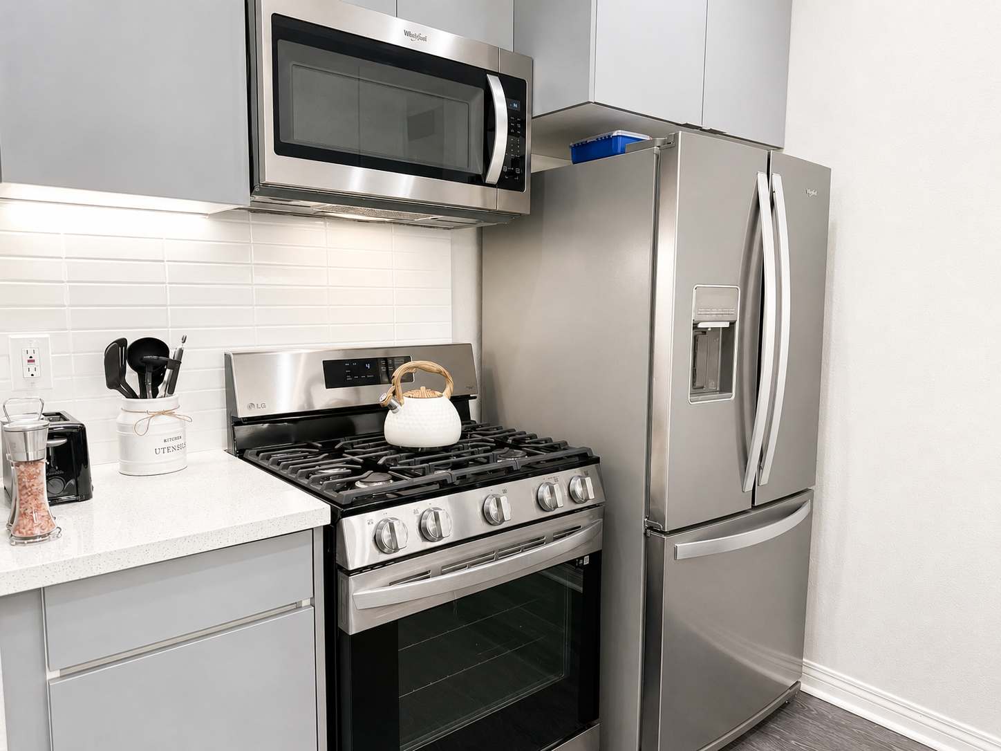 Modern Apartment w/ Pool, Gym, Parking & 10 Min To Cedars - Photo 40
