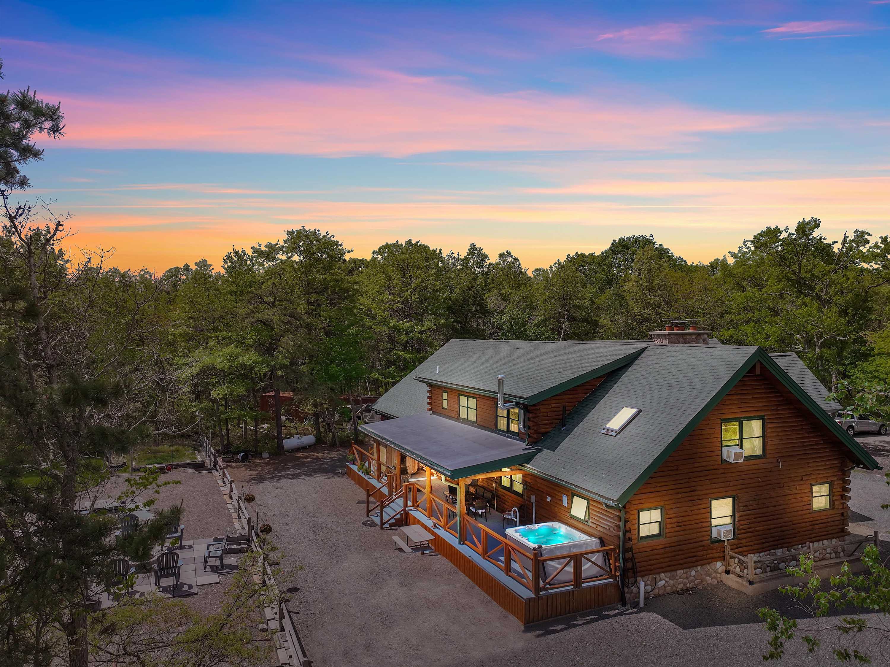 Luxury Log Cabin on 5 Acres | Hot Tub | Firepit
